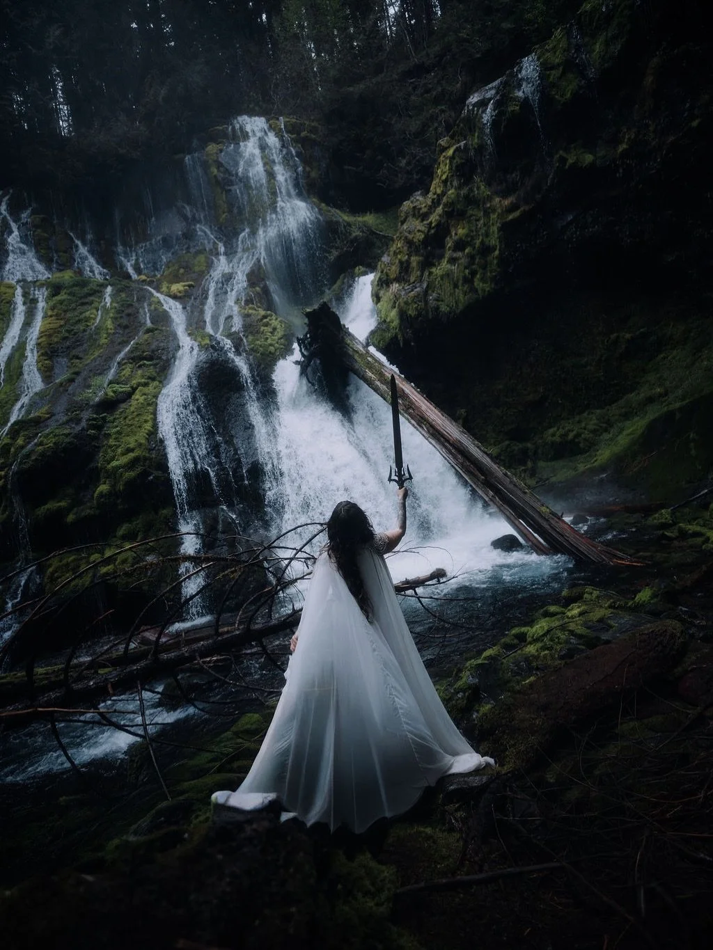 Lady of the waterfall 🌊

Somehow, I mirrored the waterfall this day&hellip; And it still blows my mind. Nature is always speaking to us, and we to her. 🪞✨💘

📸: @hkemphoto