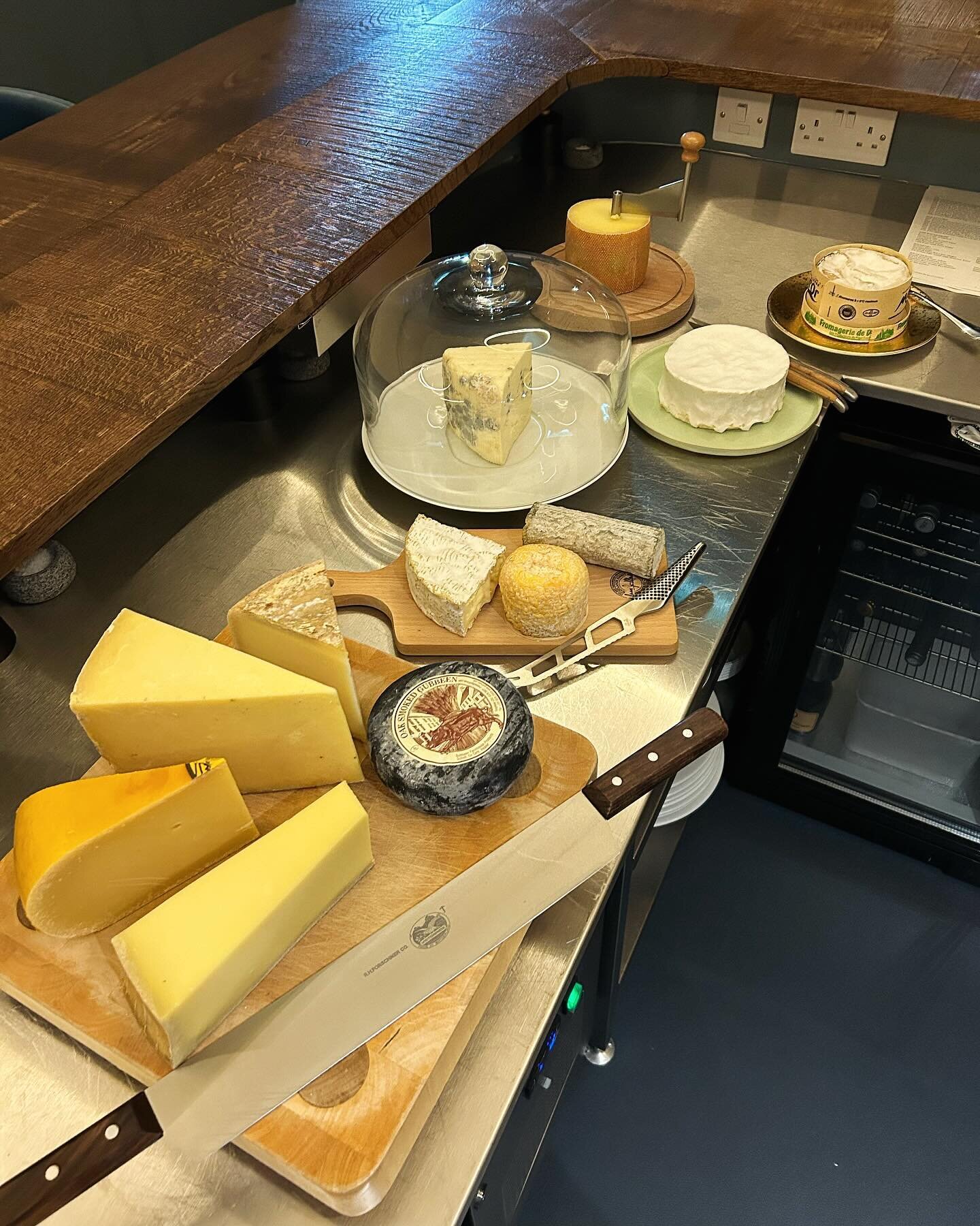 🚨 Cheese, glorious cheese - competition time! 🚨
⠀⠀⠀⠀⠀⠀⠀⠀⠀
It was great fun for us at Hogmanay to host a more casual evening of cheese, wine, cured meats and a few other bites. We were particularly pleased with this selection of our 12 favourite che