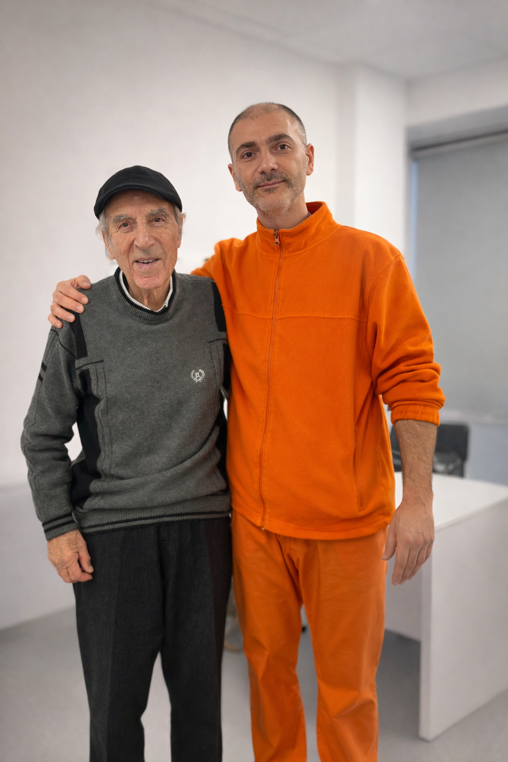 89-годишен мъж след успешно минимално инвазивно лечение на фрагилитетна сакрална фрактура, мобилизиран и изправен до лекуващия си ортопед в болница „Сърце и Мозък“ Бургас.