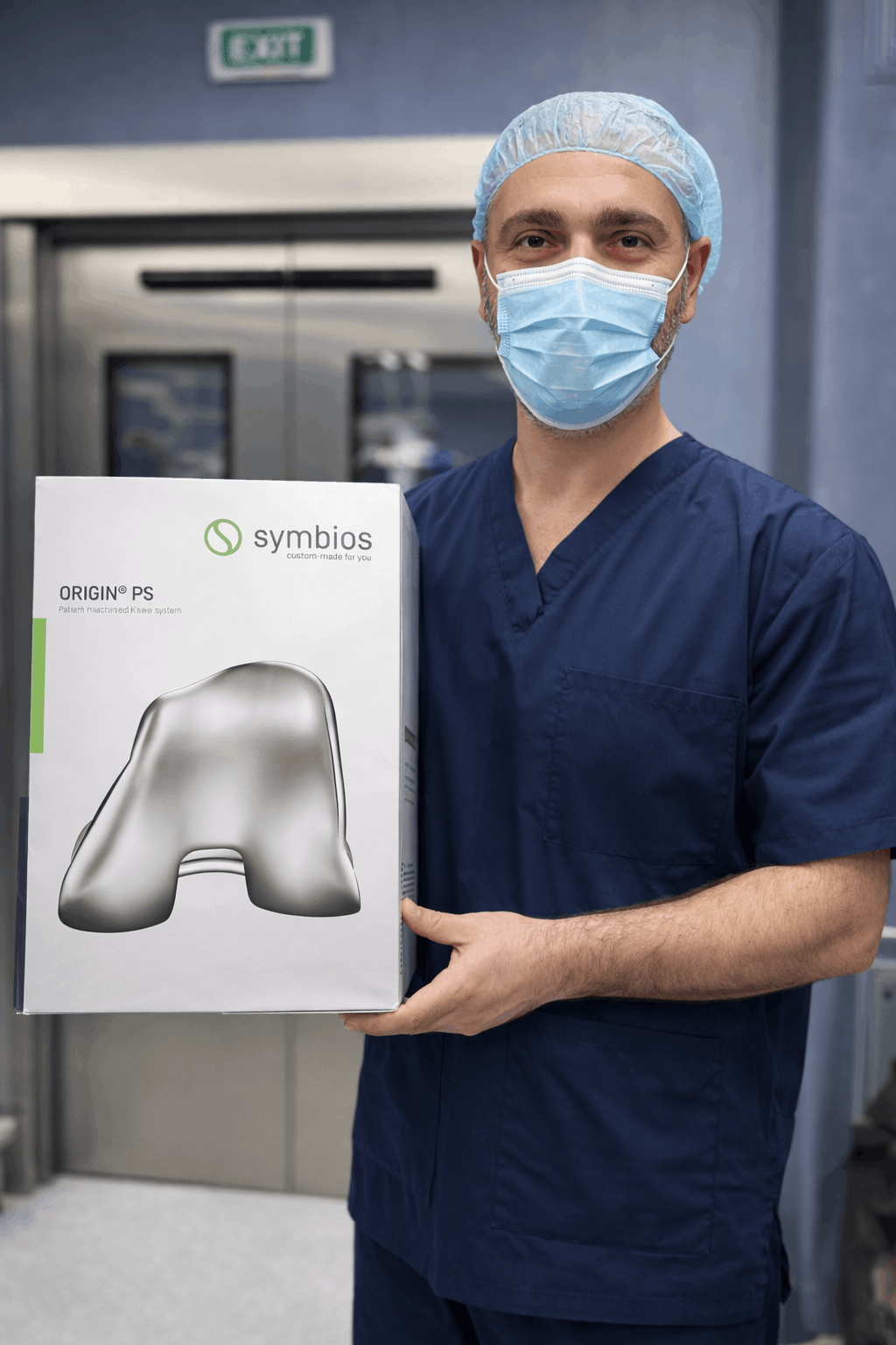 Д-р Калоян Йорданов с кутията съдържаща компонентите за индивидуално протезиране на колянна става