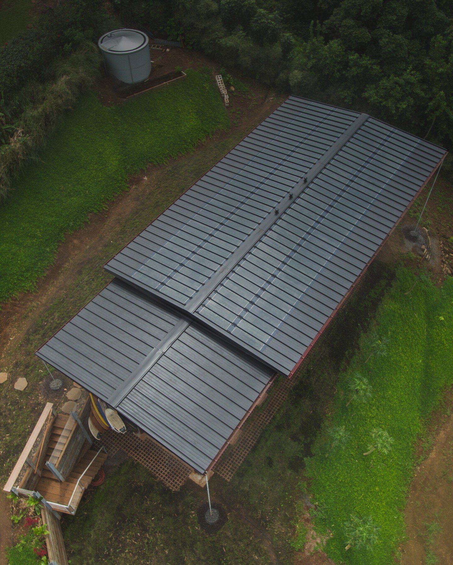 Our PowerFit20 modules are invisible but invincible. While nestled in cozy on your standing seam roof, PowerFit20 can withstand Texas hailstorms and gale-force winds. PowerFit20 is practically as strong as Thor&rsquo;s hammer. 
.
.
.
.
.
.
#barndoniu