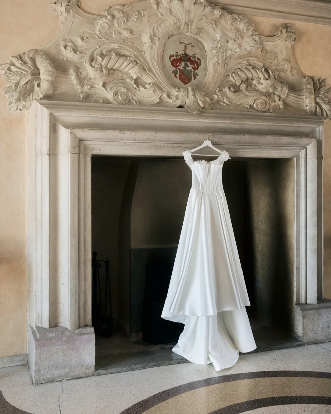 Serena

Venue &mdash; @villa_malliana 
Wed Designer &mdash; @eb_weddingdesigner 
MUA &mdash; @giorgiamasotti.mua 

#wedding #villamalliana #weddingphotography #weddingphotographer #fotografodimatrimonio