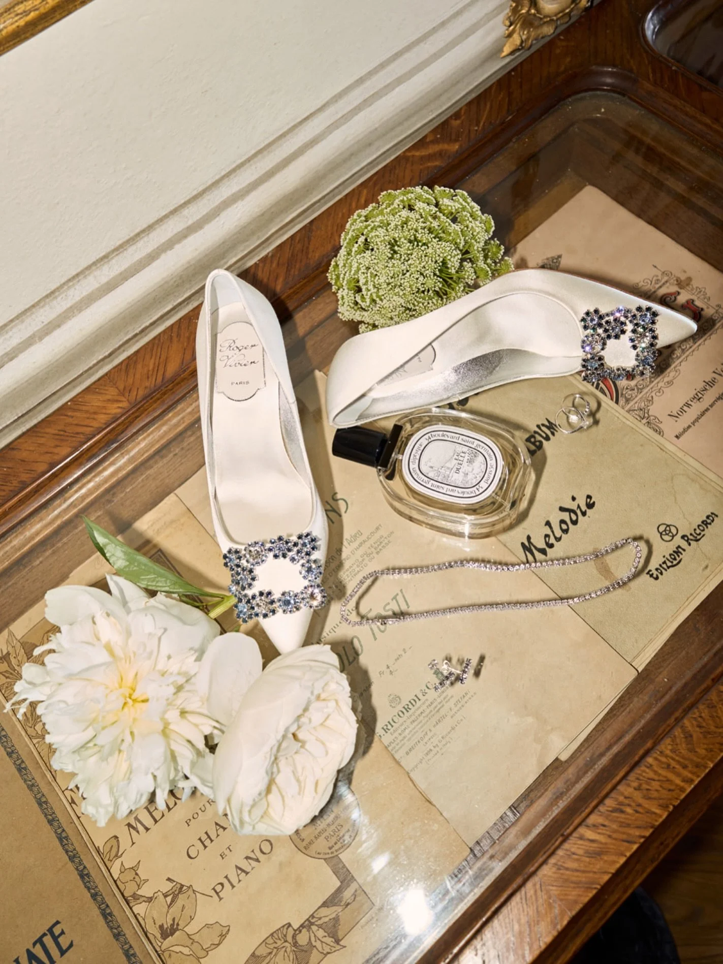 MELODIE_

Venue &mdash; @labadiola 
Planner &mdash; @jiyuwedding 
Flowers &mdash; @jiyufiori_ 

#flatlay #weddingdetail #weddingphotographer #tuacanywedding