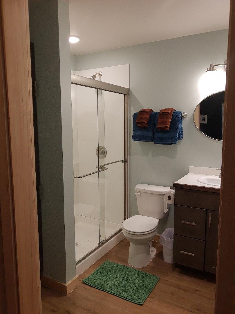 Lupine Heights Cabin Bathroom.jpg