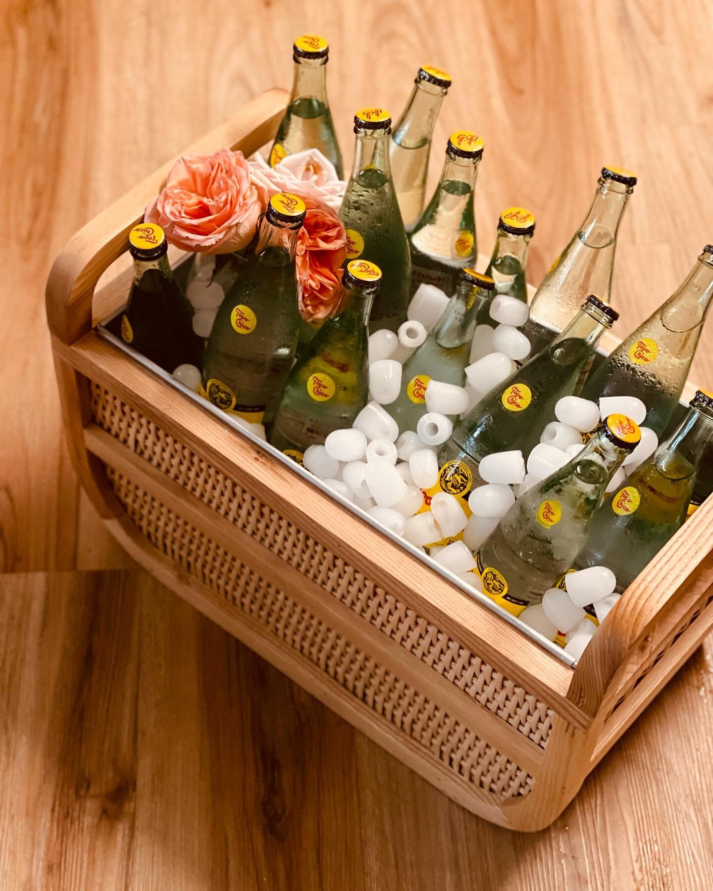 This super trendy rattan ice bucket is perfect for your small gatherings! 🧊 🥤