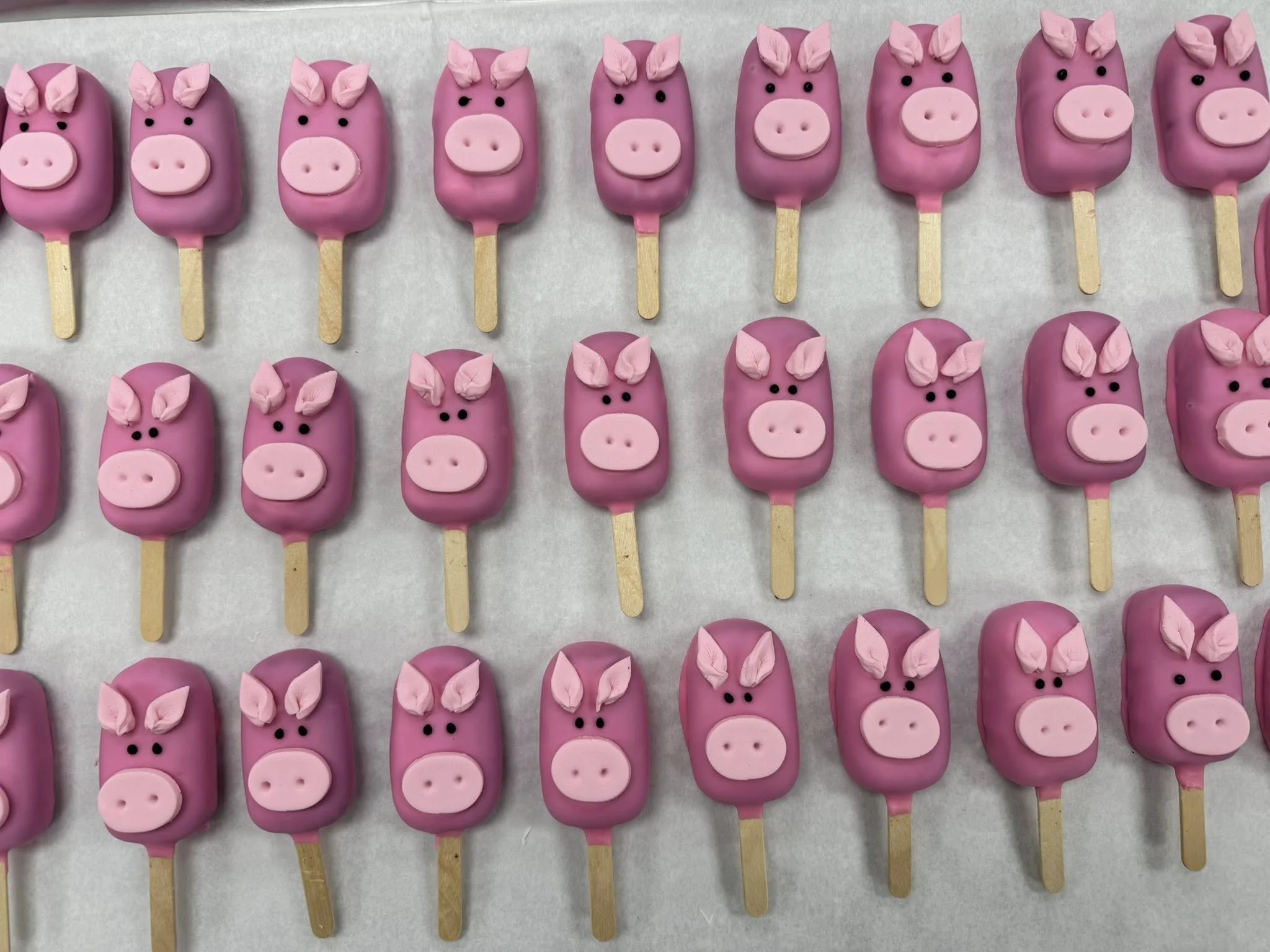 Pink pig-shaped Cakesicles
