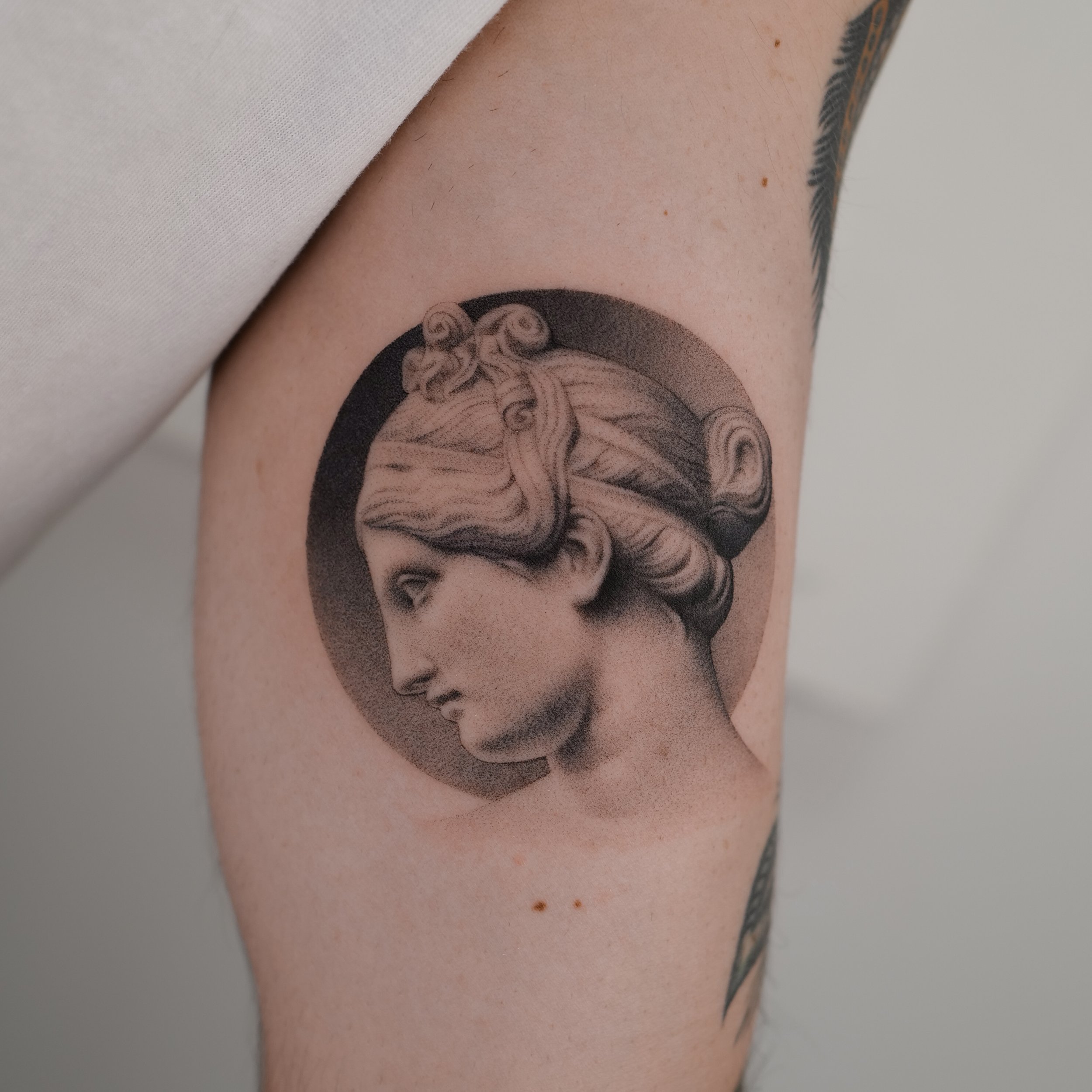 Ancient statue : realism black and gray tattoo – Tattoo Studio München |  CHAOS CREW | Tätowierer München