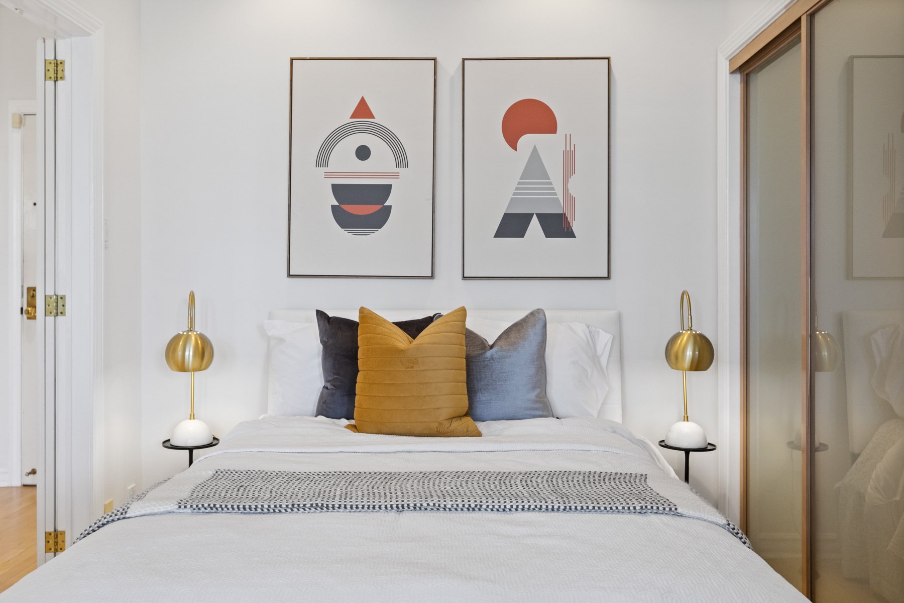 Real estate photography picture of a bedroom with two lamps.