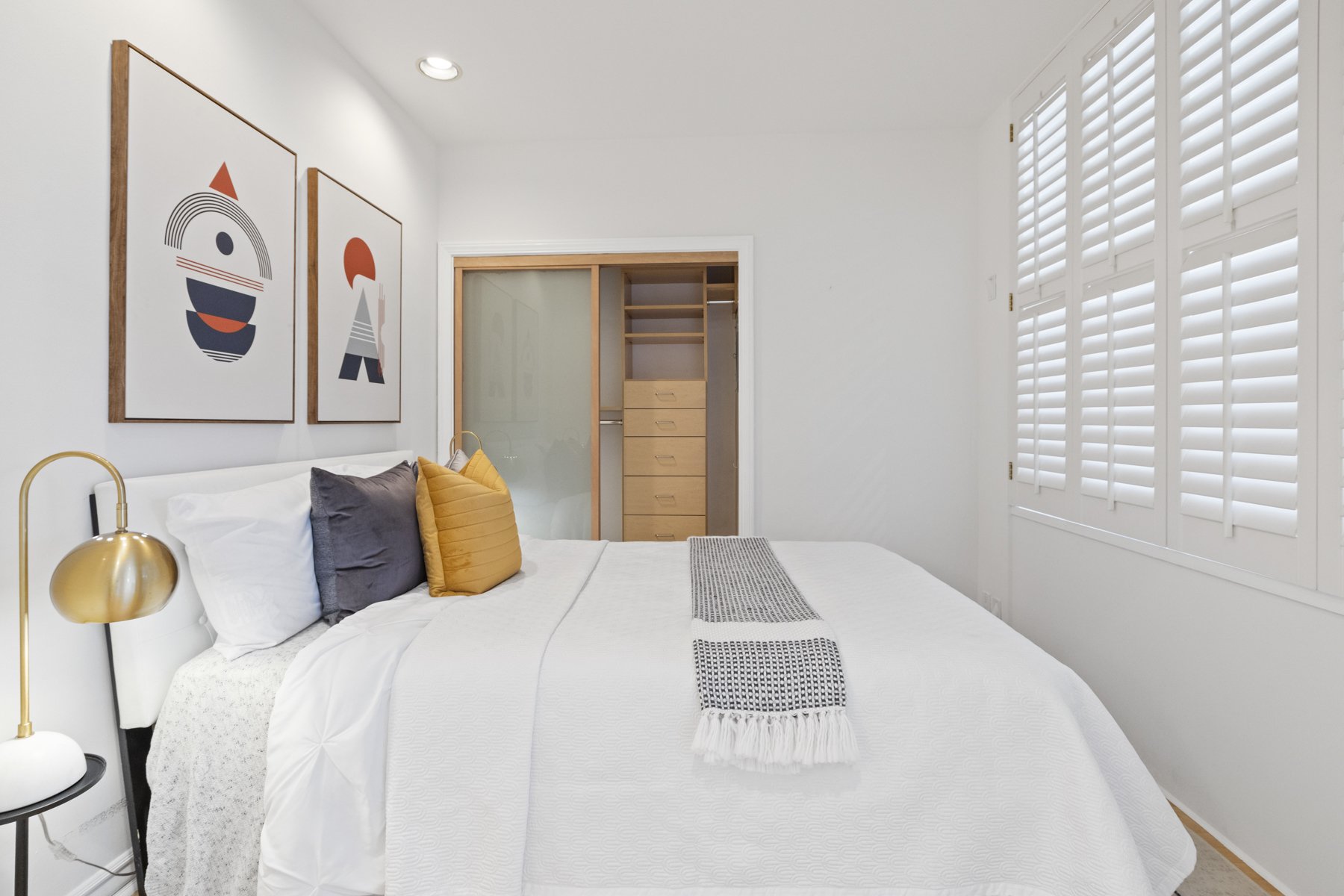 Real estate picture showing a bedroom with a window.