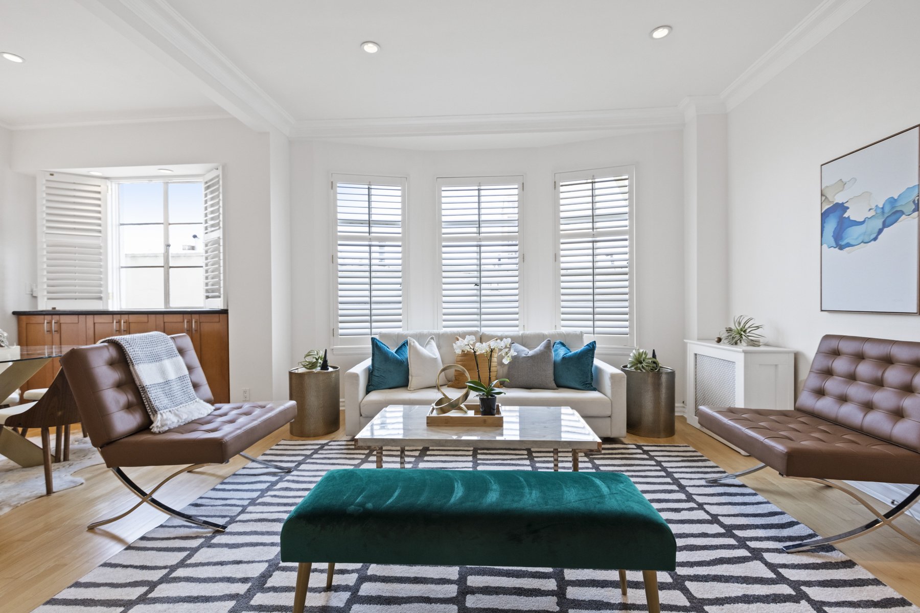 Real estate picture showing a living room.