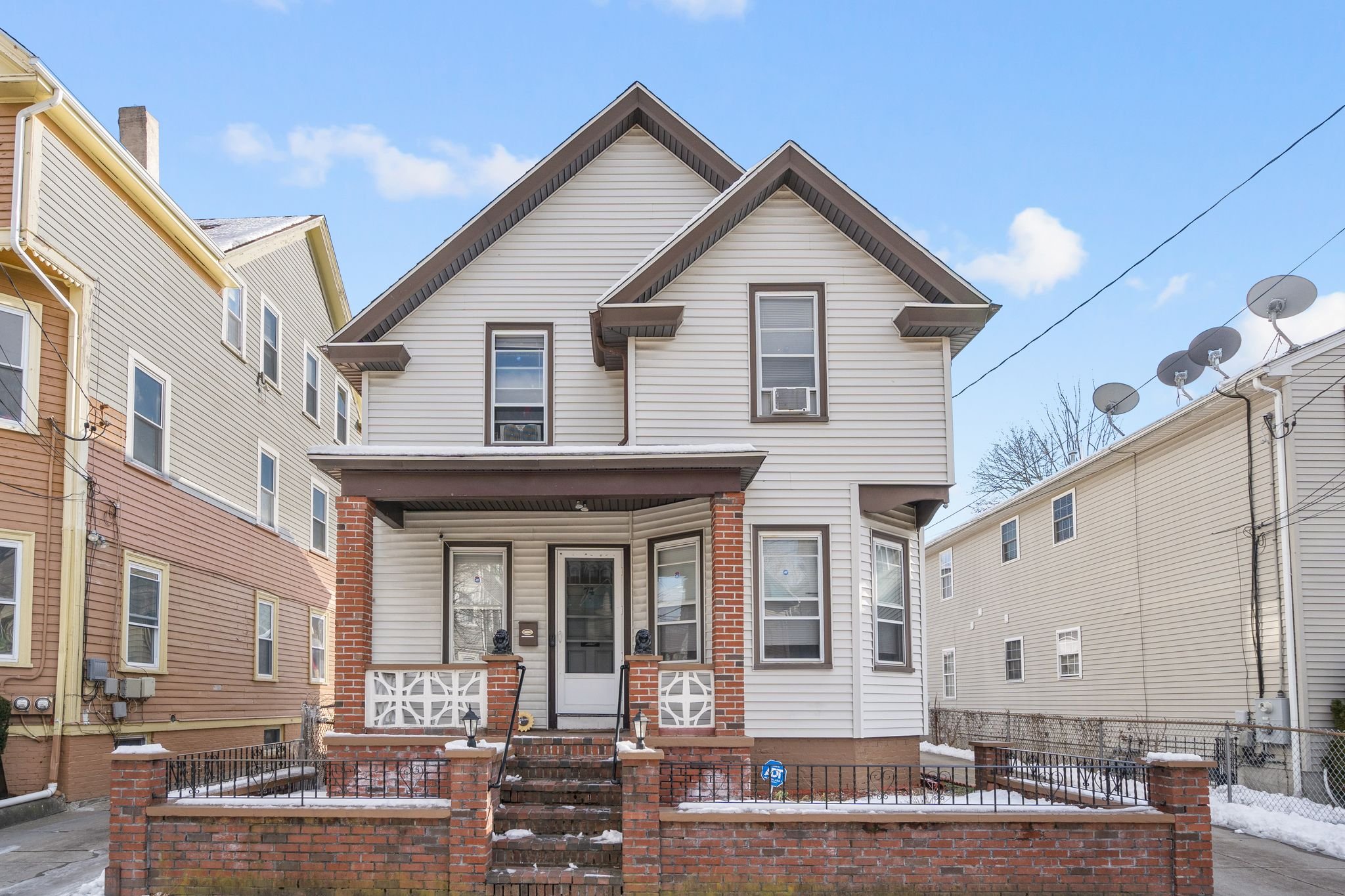 74 Dora St