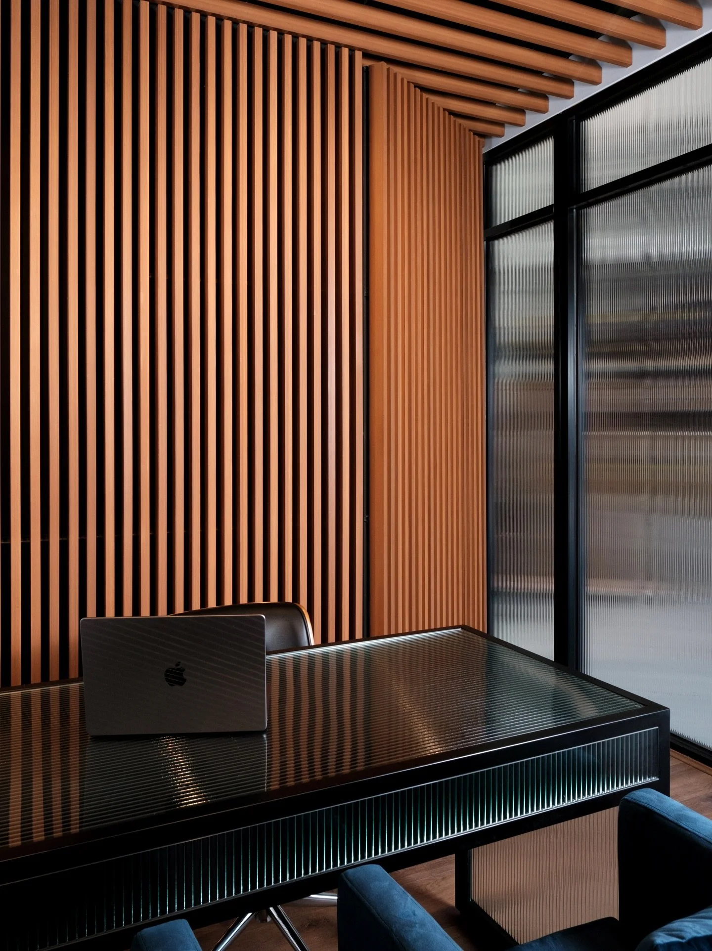 Hidden in plain sight - just how we like it! 👀🚪

Hiding in plain sight, this door is quietly blending in while doing the most.

In this case, we brought the battened ceiling down the wall to camouflage the entry into the more private areas of the o