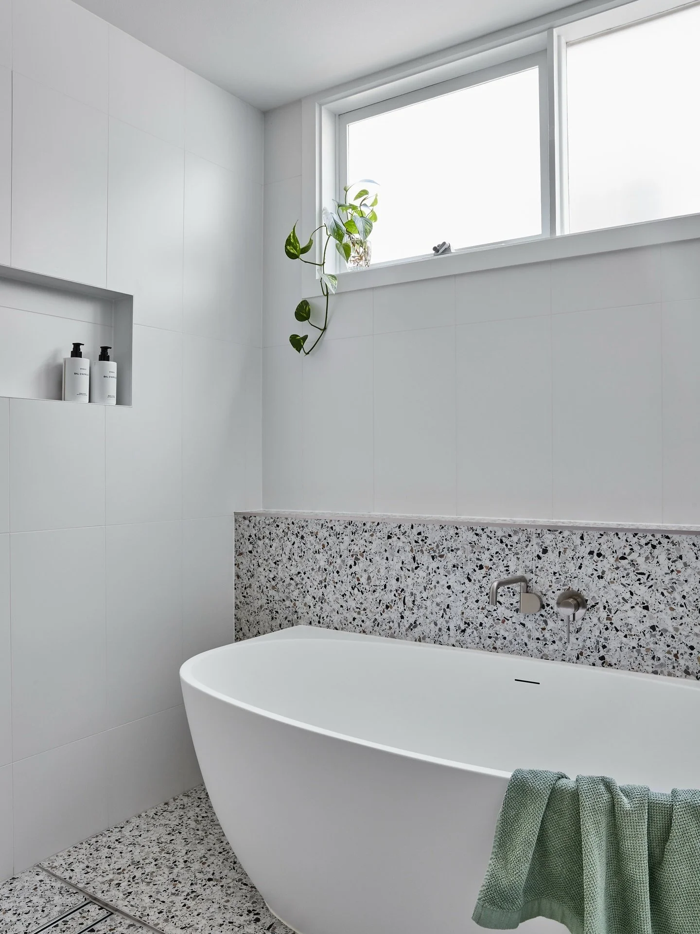 Where&rsquo;s your shampoo going? 🧼🚿

Because nothing ruins a good shower like placing your shampoo in the corner on the floor, or trusting yet another suction caddy that gives up in the middle of the night. (IYKYK)

Enter: the age-old bathroom des