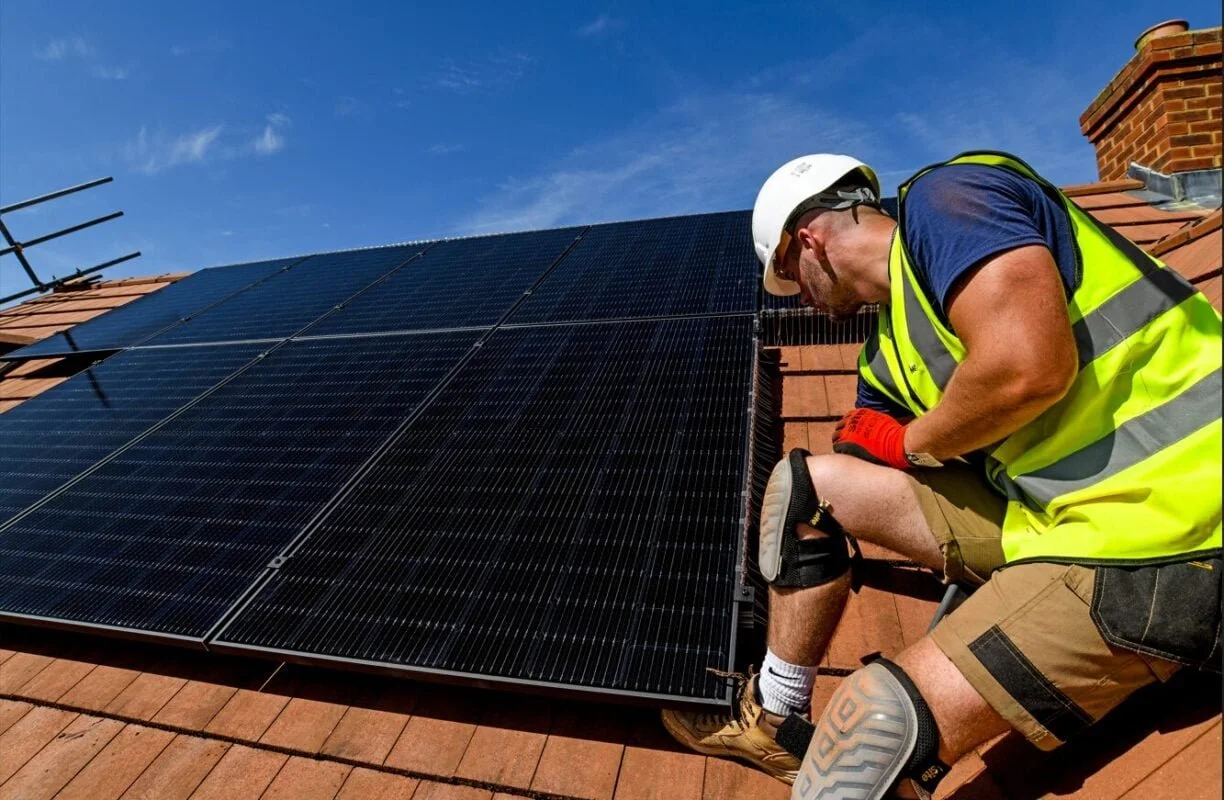 A-man-installing-a-solar-panel-Image-EDF-1.jpg