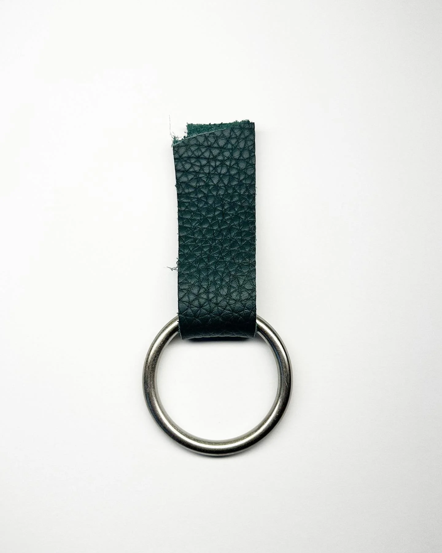 Decision&rsquo;s
.
.
.

Experimenting with lengths and thickness go leather straps.

Date: November 2022
Material: Leather straps (scrap), Metal rings
Scale: Image one 50mm x 105mm  Image two 50mm x 236mm

#leather #wip #orings #leatherswatch #workin