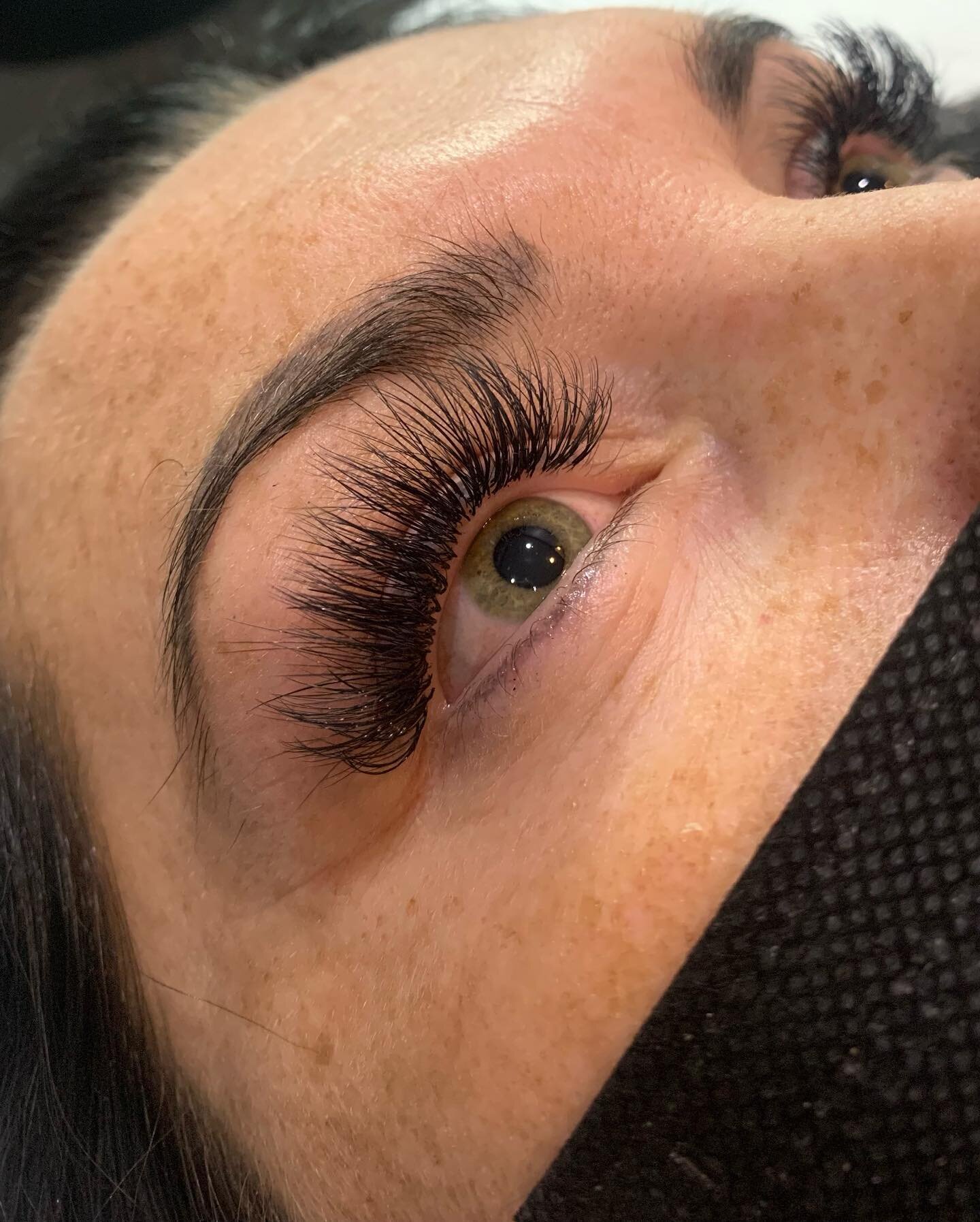 Who loves a dramatic eye?!🙋&zwj;♀️This client of mine was normally doing classic lash extensions and recently expressed how she wanted a bit more drama, so I suggested we try a hybrid set at her next appointment and it was just what she needed🙌🏻 -