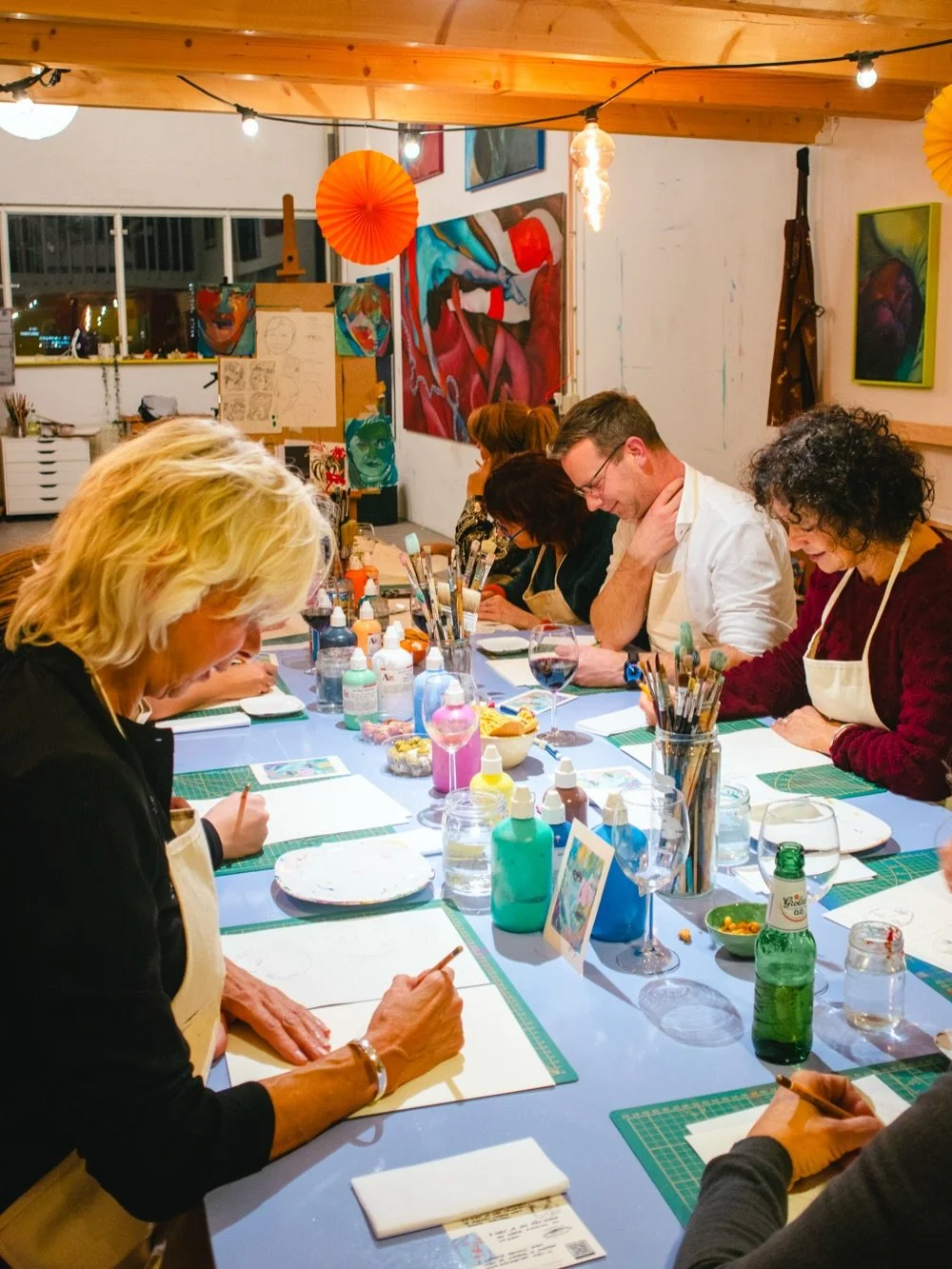 Afgelopen december kwam het hele team van @hooghiemstrautrecht langs in het atelier voor een workshop Painting Imaginary Friends, &lsquo;want dat lijkt me het engst&rsquo; ;-) Dank voor jullie bezoek en unieke creaties!

⚡️ De volgende workshop Paint