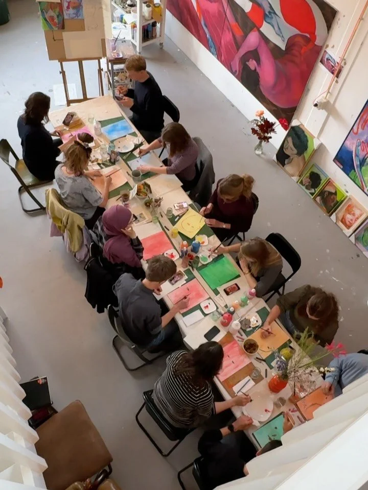 Zo, dat waren een hoop groeps workshops de afgelopen weken! Het atelier was gevuld met teams van verschillende bedrijven die hun creativiteit een middagje omarmden. De grootste groep was 25 personen, nu weet ik ook weer dat dat makkelijk past ;-)

✨ 