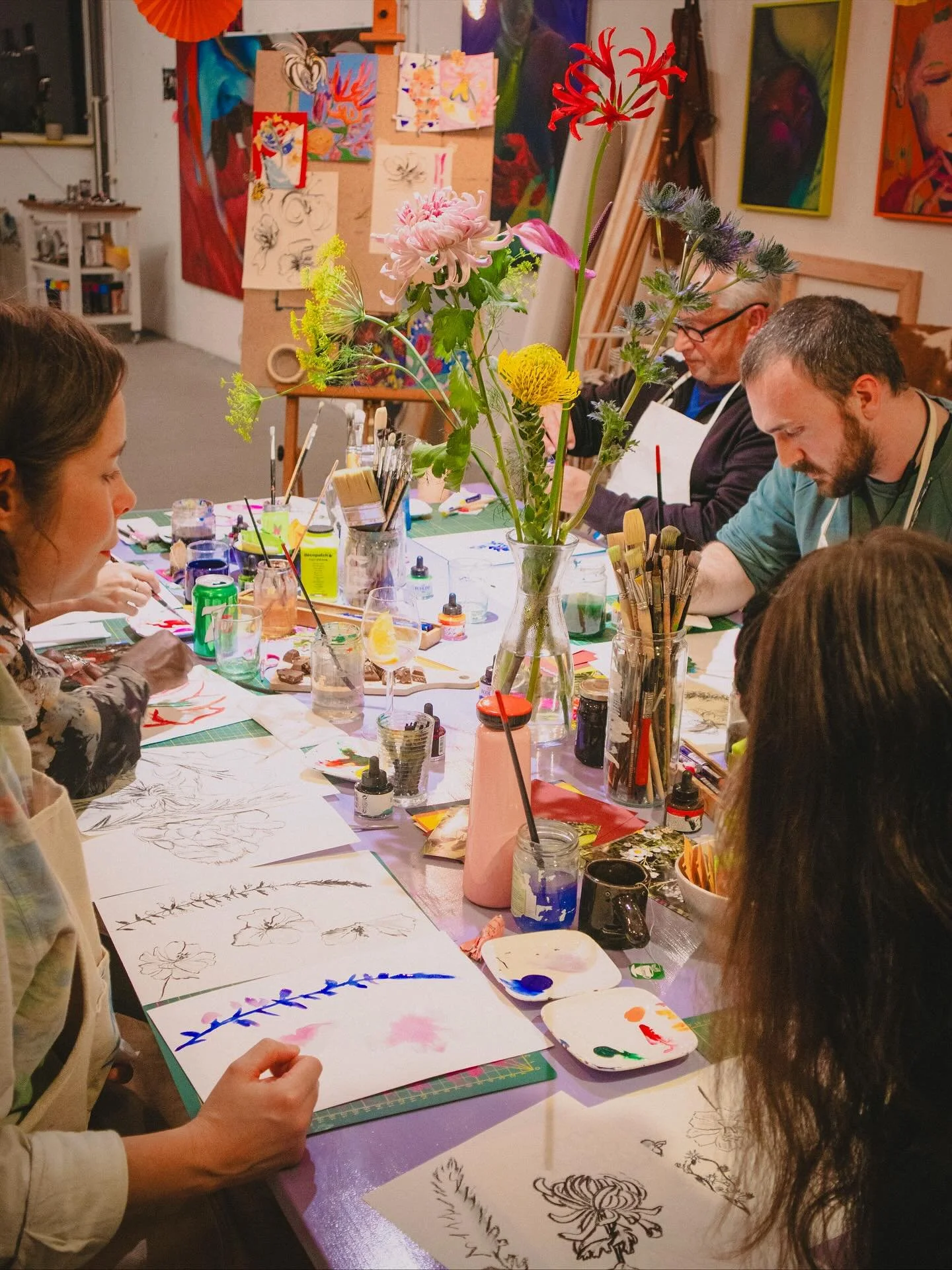 Wat een fijne editie van de workshop &lsquo;fantastical florals&rsquo; was dit 💕 afgelopen september kwam er een groep van 7 bij mij in het atelier bloemen schetsen en schilderen en vervormen tot collage. Dit zijn een paar sfeerkiekjes. 

Bloemen va