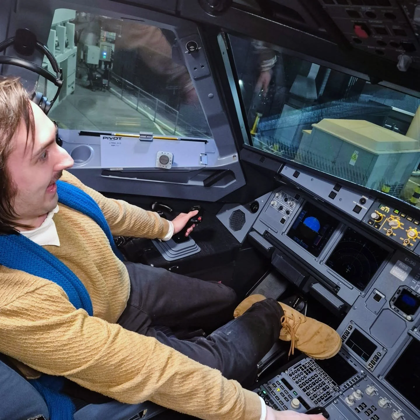 Casually landed a @flysas flight tonight that had already landed and switched off. Technically a hero now.. you're welcome 🤣

Thank you to sas honestly for making every trip to a home I found the best flight I could ever ask for. I'd like to borrow 