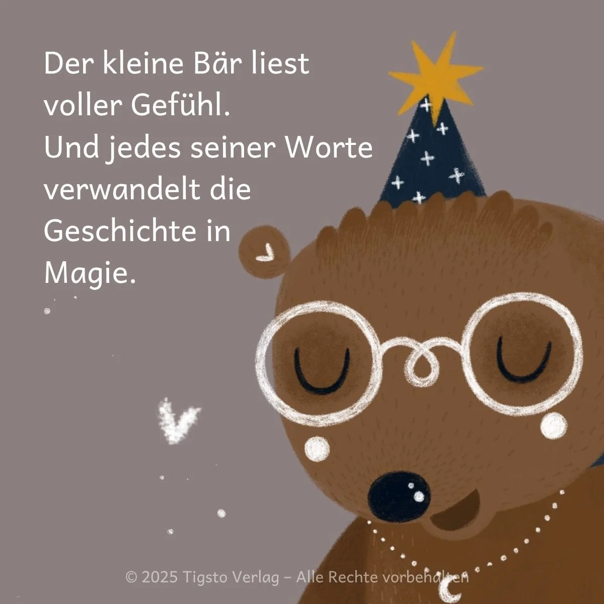 Bär liest laut im Wald aus der Kindergeschichte „Der kleine Bär liest vor“, jeden Abend im Licht seiner Lampe.