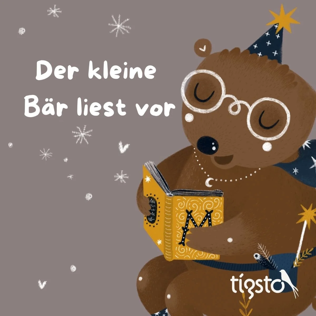 Kleiner Bär beim Vorlesen im Titelbild der Kindergeschichte „Der kleine Bär liest vor“.