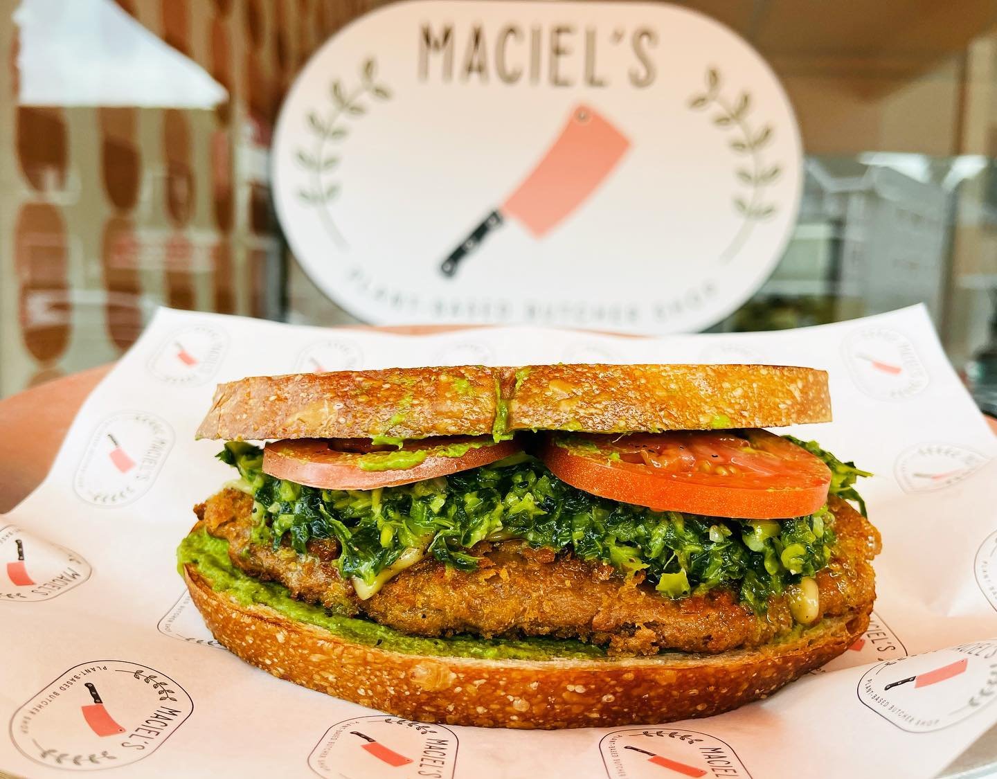 The Chicken Pesto - house-made chicken, gouda cheese, pesto, spinach-pepperoncini-red onion tapenade, tomatoes on toasted sourdough 🌱🤤

Slowly becoming one of the favorites. Available at both Fairfax (after noon) and Highland Park (all day)!

#chic