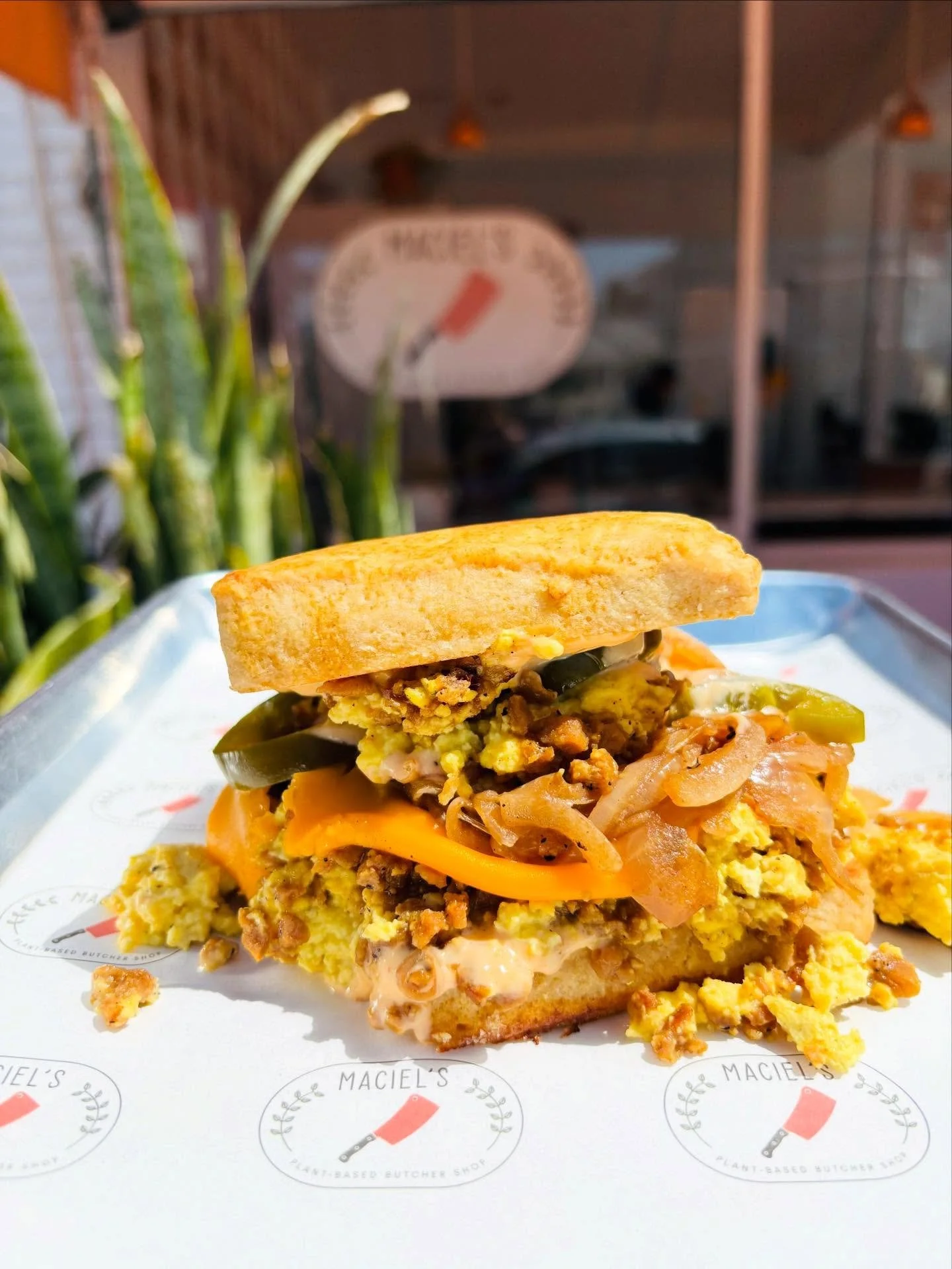 The Messy Biscuit - eggs, sausage crumble, cheddar, caramelized onions, jalape&ntilde;os, spicy aioli on a house-made biscuit 🌱🤤

#breakfast #sausagebiscuit #plantbased #vegan #plantbasedmeats #plantbasedbutcher #veganmeats #deli #veganbutcher #veg