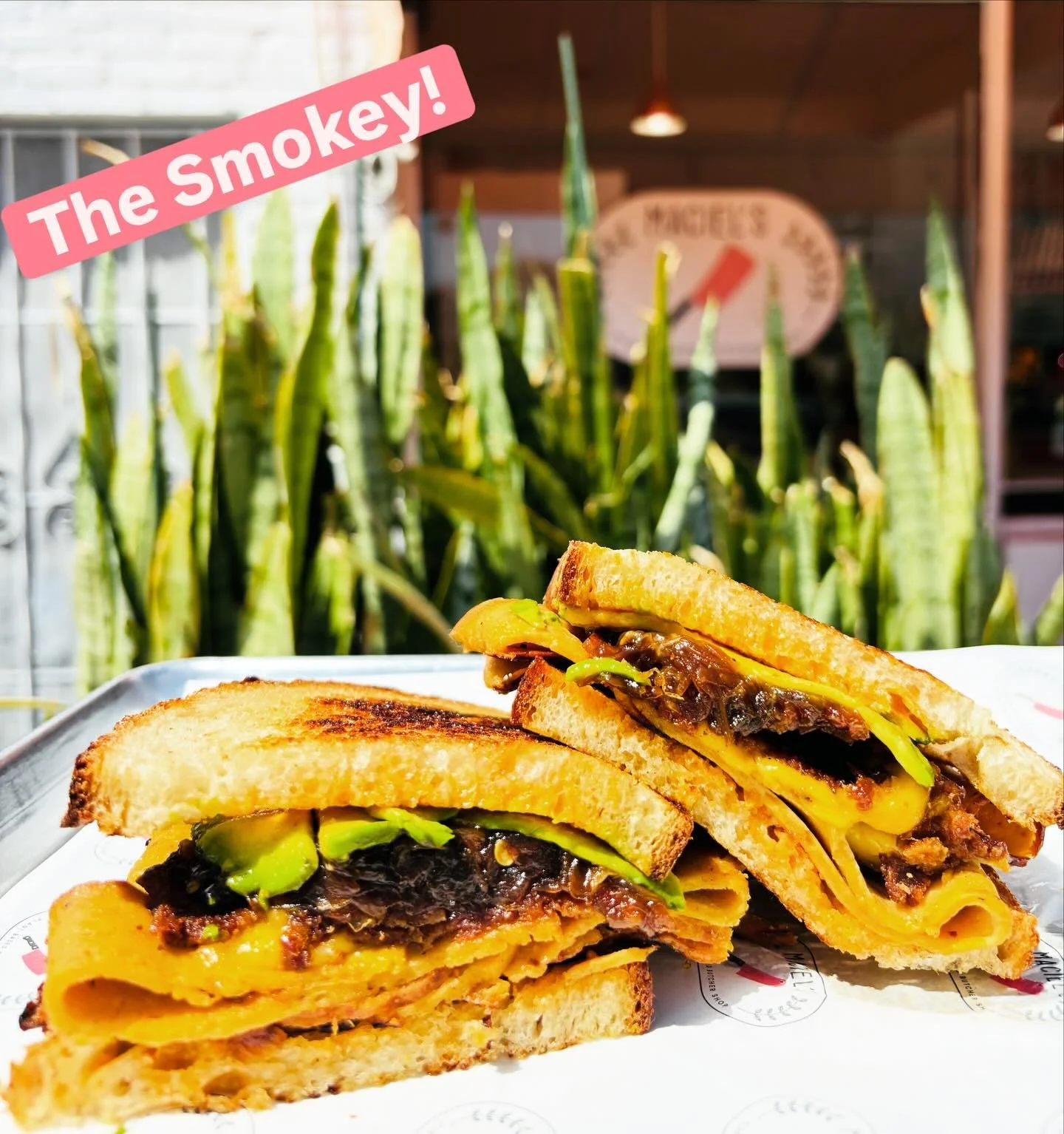 Mesquite turkey, bacon, melted gouda, onion jalape&ntilde;o jam, avocado &amp; spicy aioli on toasted sourdough. Happy New Year&rsquo;s Eve! 🥳

#plantbased #vegan #plantbasedmeats #plantbasedbutcher #veganmeats