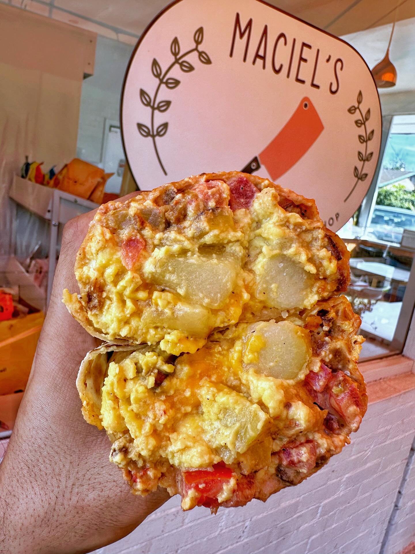 The Breakfast Burrito - eggs, bacon, potatoes, cheddar, tomatoes &amp; razzle dazzle sauce 😋

#breakfastburritos #plantbased #breakfast 

📷 @aveganandher