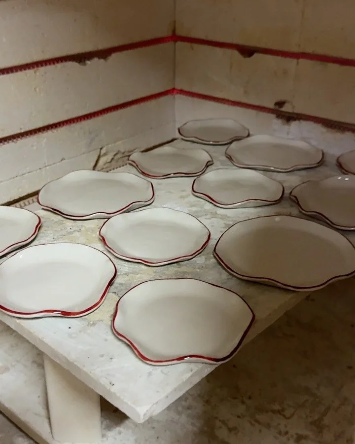 Painting with the most expensive 2g bottle ever - it&rsquo;s worth it imo. Red goes in, gold comes out at 750&deg;C. The kiln is pure magic!

Unfortunately, Mayco discontinued their gold luster from their product mix (still heartbroken about this 💔)