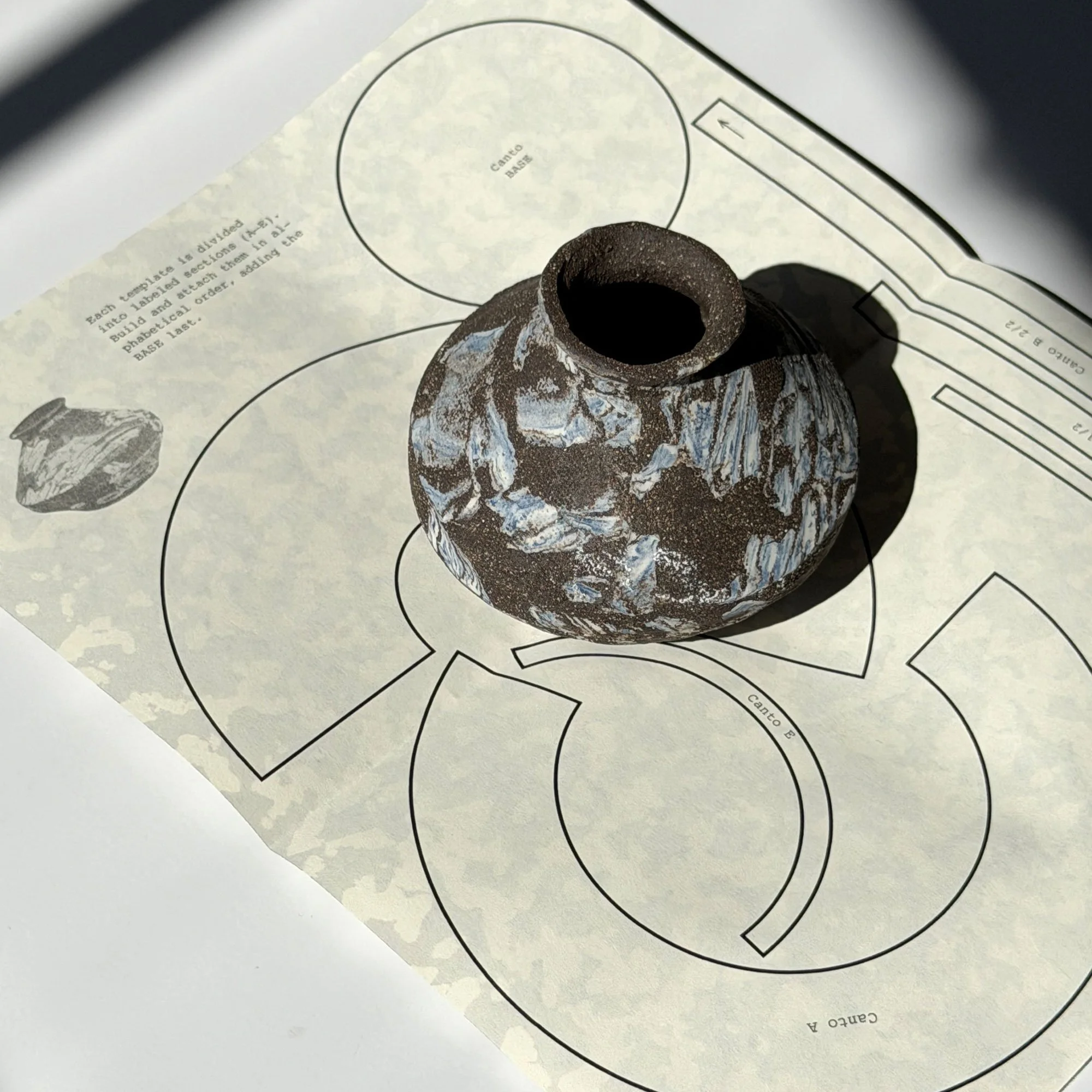 Handbuilt Canto cacharrito vessel resting on its slab building template, FromFran Booklet Nº5