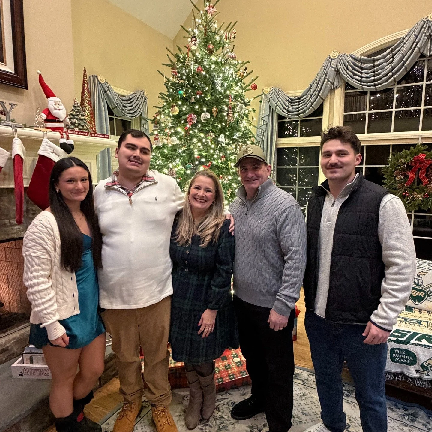 Merry Christmas &amp; Happy New Year 🎄✨
Feliz Navidad y Feliz A&ntilde;o Nuevo
We are so grateful for our amazing community. From our family to yours, may your holidays be filled with love, joy, and great food.
With love,
The Salsa Wallito Familia ?