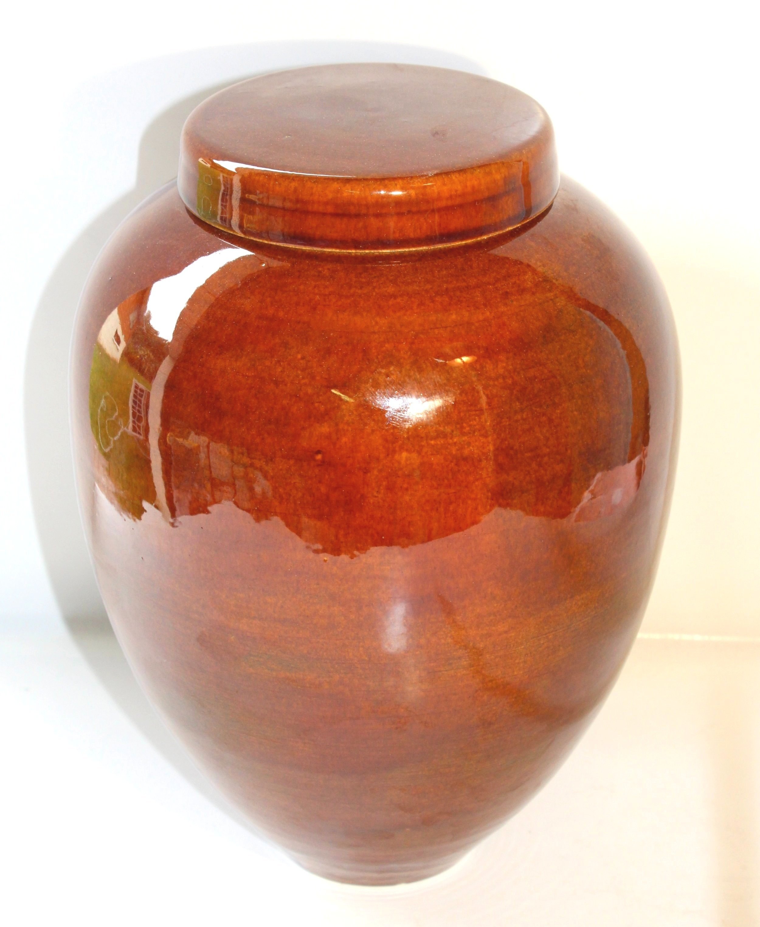 Minimalist handmade ceramic urn with a soft satin glaze, designed for a modern and elegant tribute.Made in Auckland.