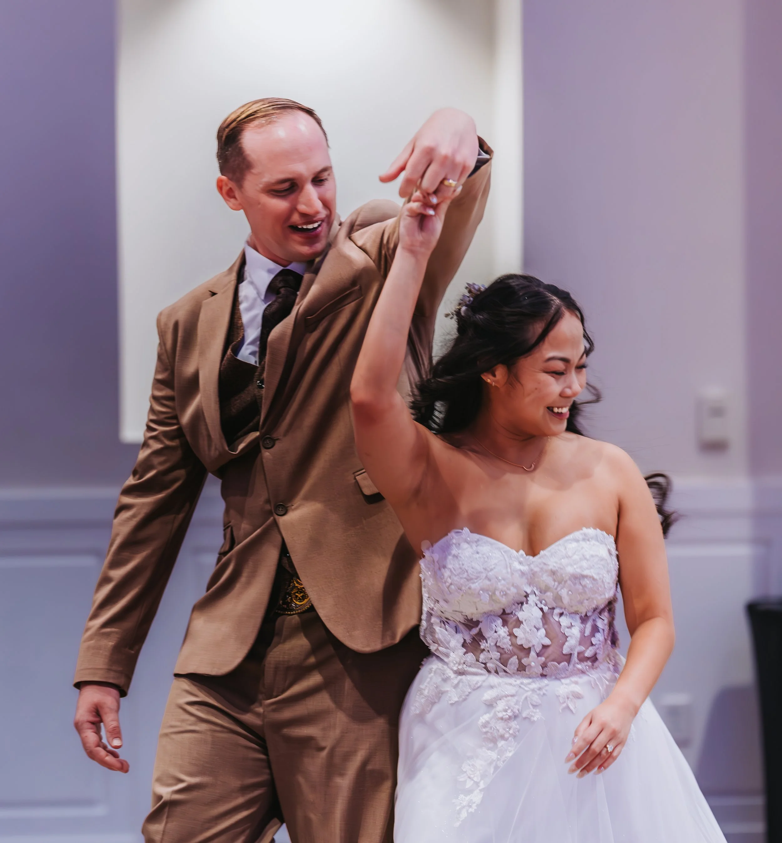 A man and a woman dancing together at a wedding. engagement wedding photographer phoenix az engagement photographer az traveling wedding photographer az