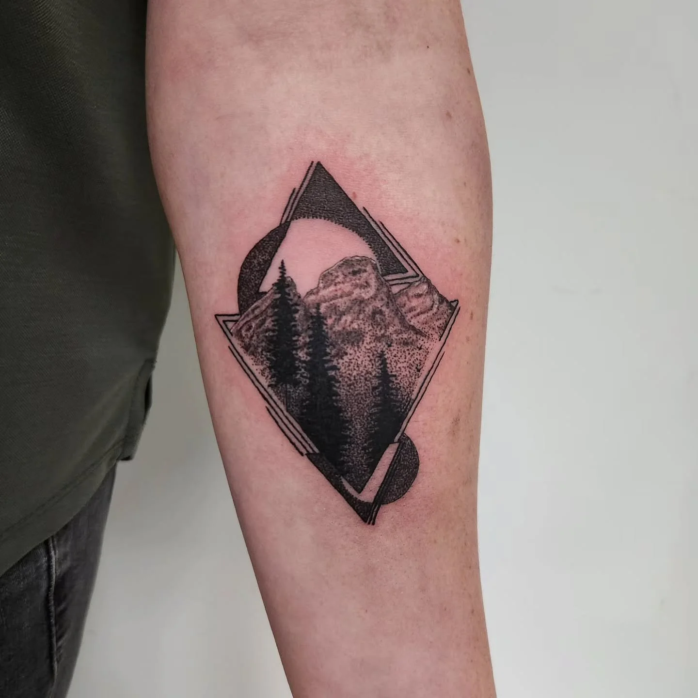 Gotta love the three sisters! Just one of the iconic landmarks Fernie has to offer.

#fernietattoo #threesisters @tourismfernie