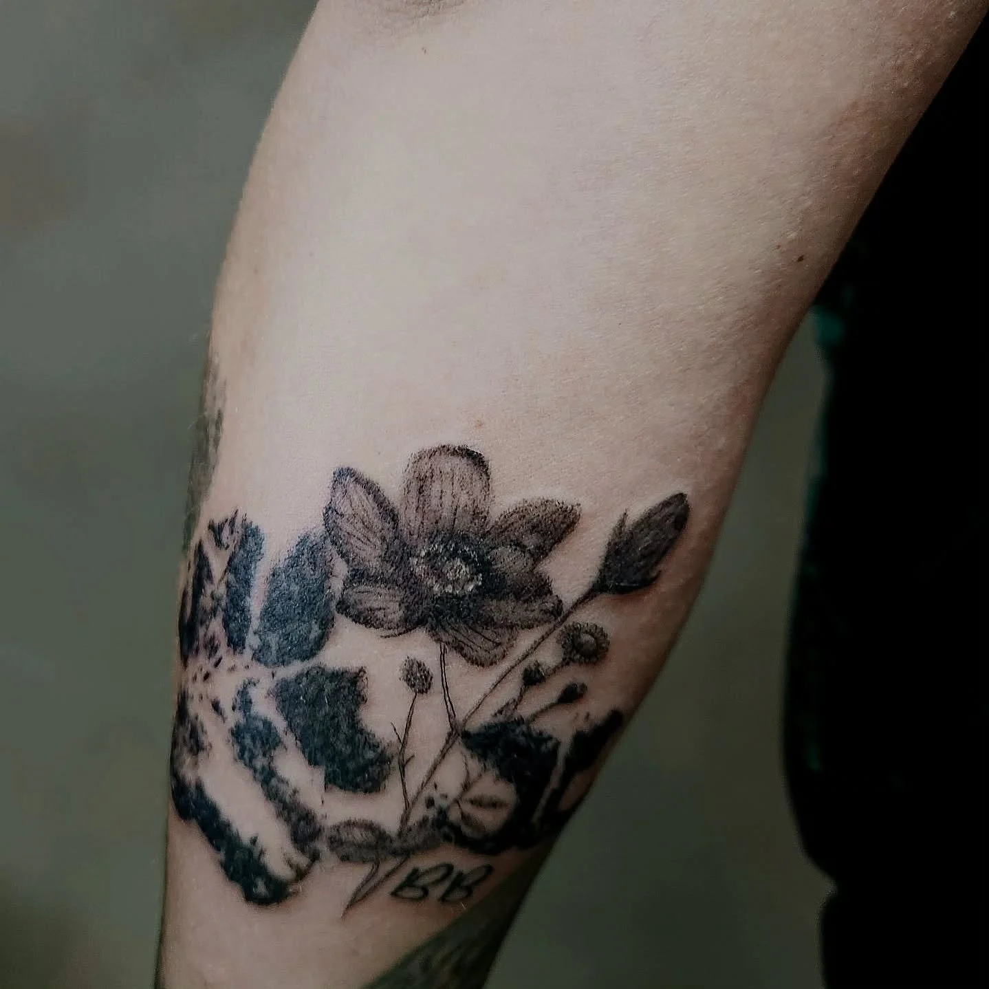 Mother daughter tattoos i had the pleasure of doing in memory of their pupper! Here we have a paw and shnoot print along with a small collection of wild flowers to help tie things together! Huge thank you to all my clients who place their trust in me