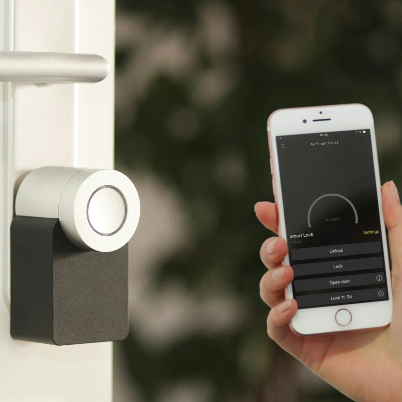 Choosing Between Traditional and Smart Locks for Home Security