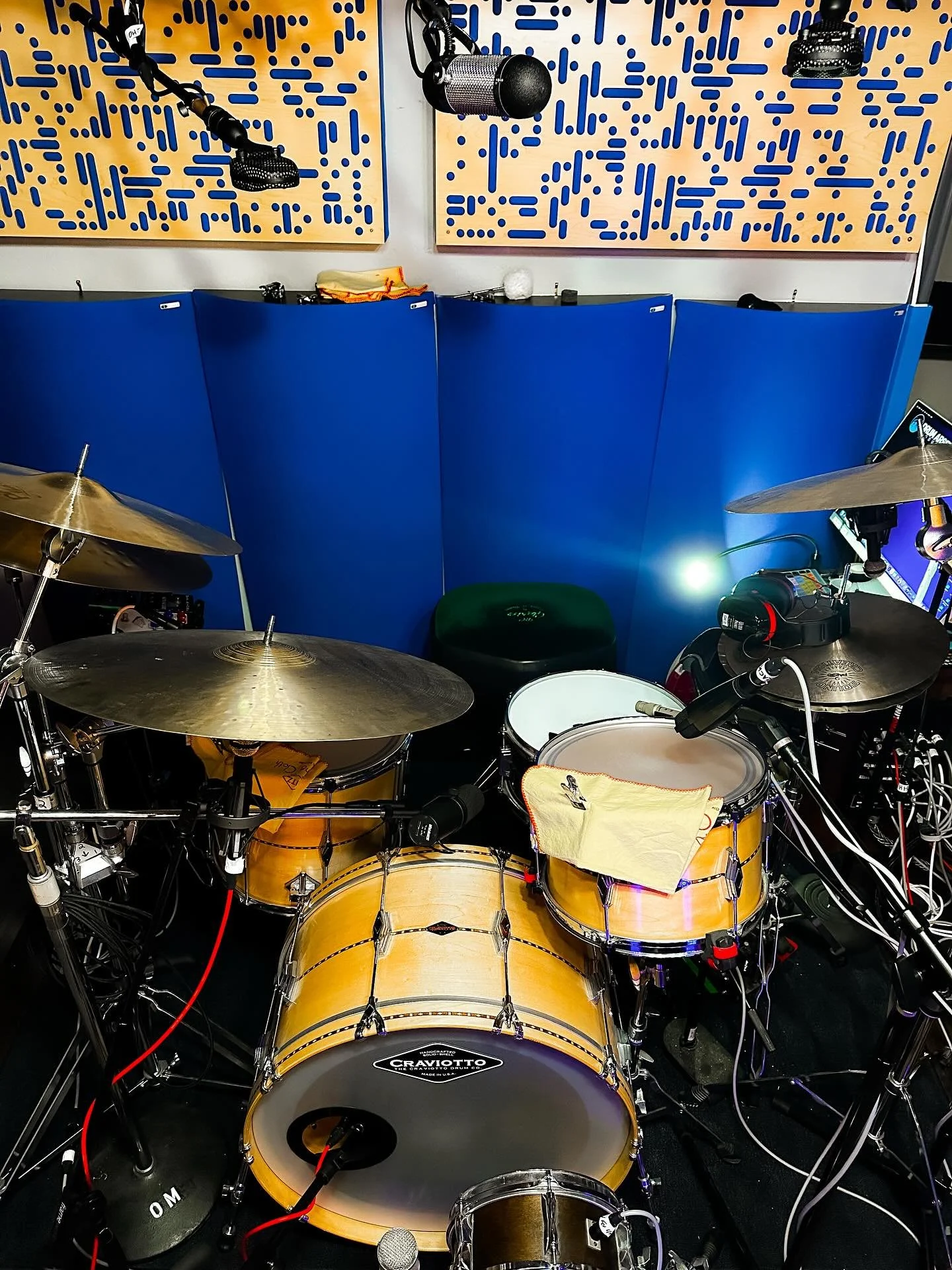 Working on a great album of songs for @joesteelemusic this week. 

I&rsquo;ve been going back and forth between a 6.5 Black Beauty and a 6.5 Supraphonic on these tunes - both have been sounding great. 

On the engineering side of things I&rsquo;ve be