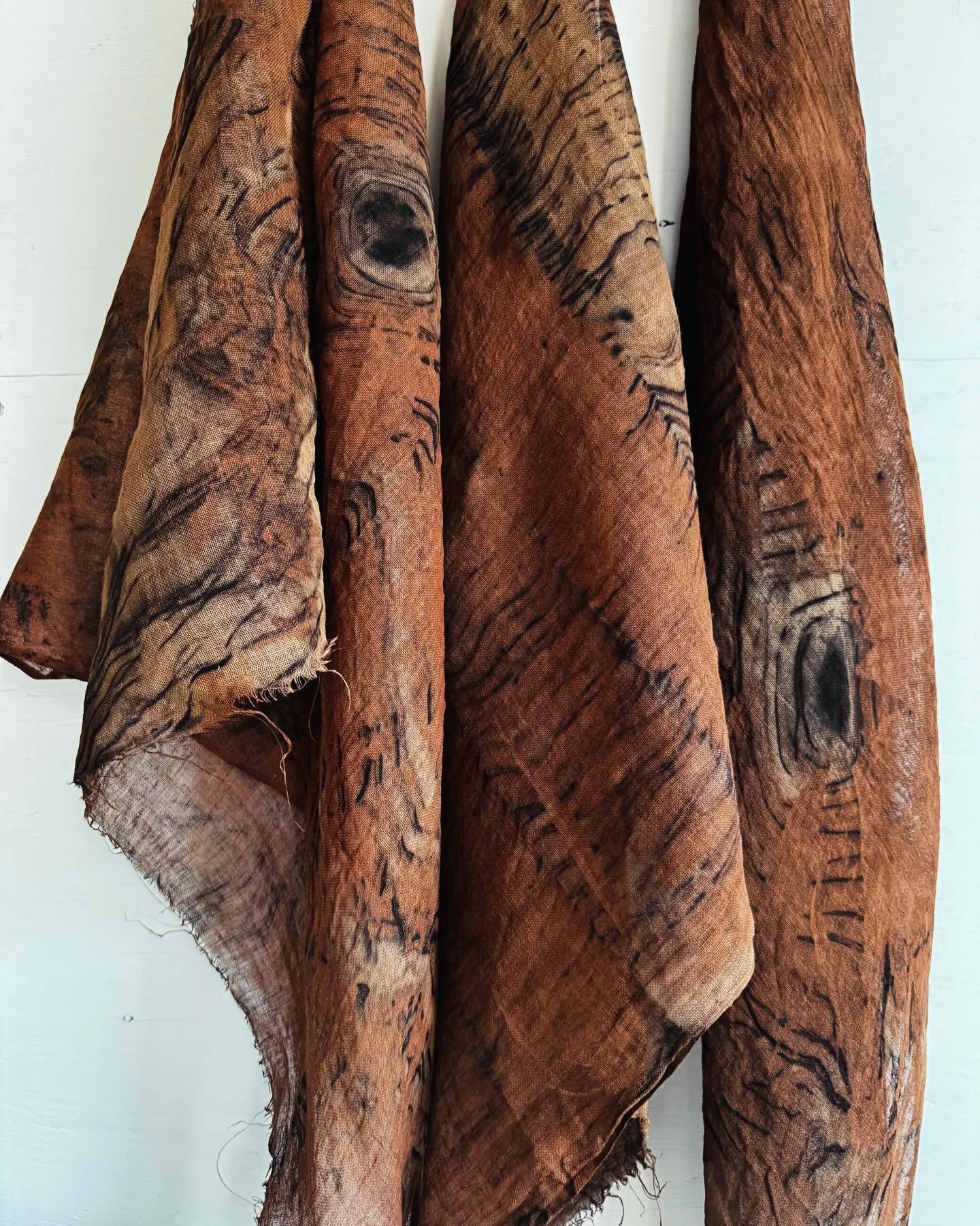 Natural colour of cutch on pure linen fragments. Nature imitating nature. Divine.

#naturaldye
#cutch
#linen