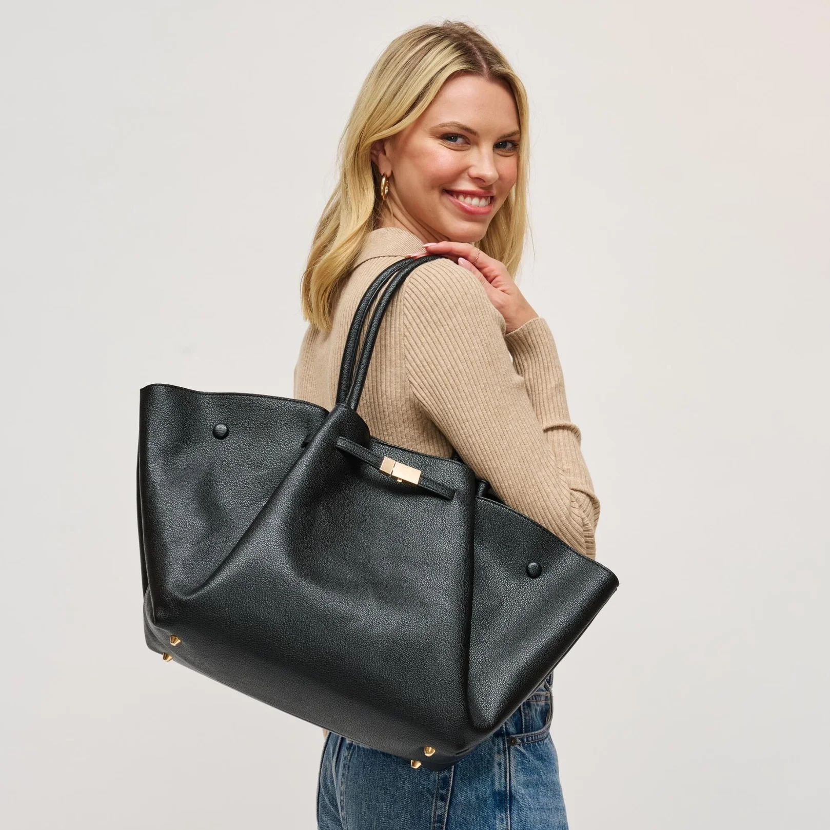 kaia1black.webp