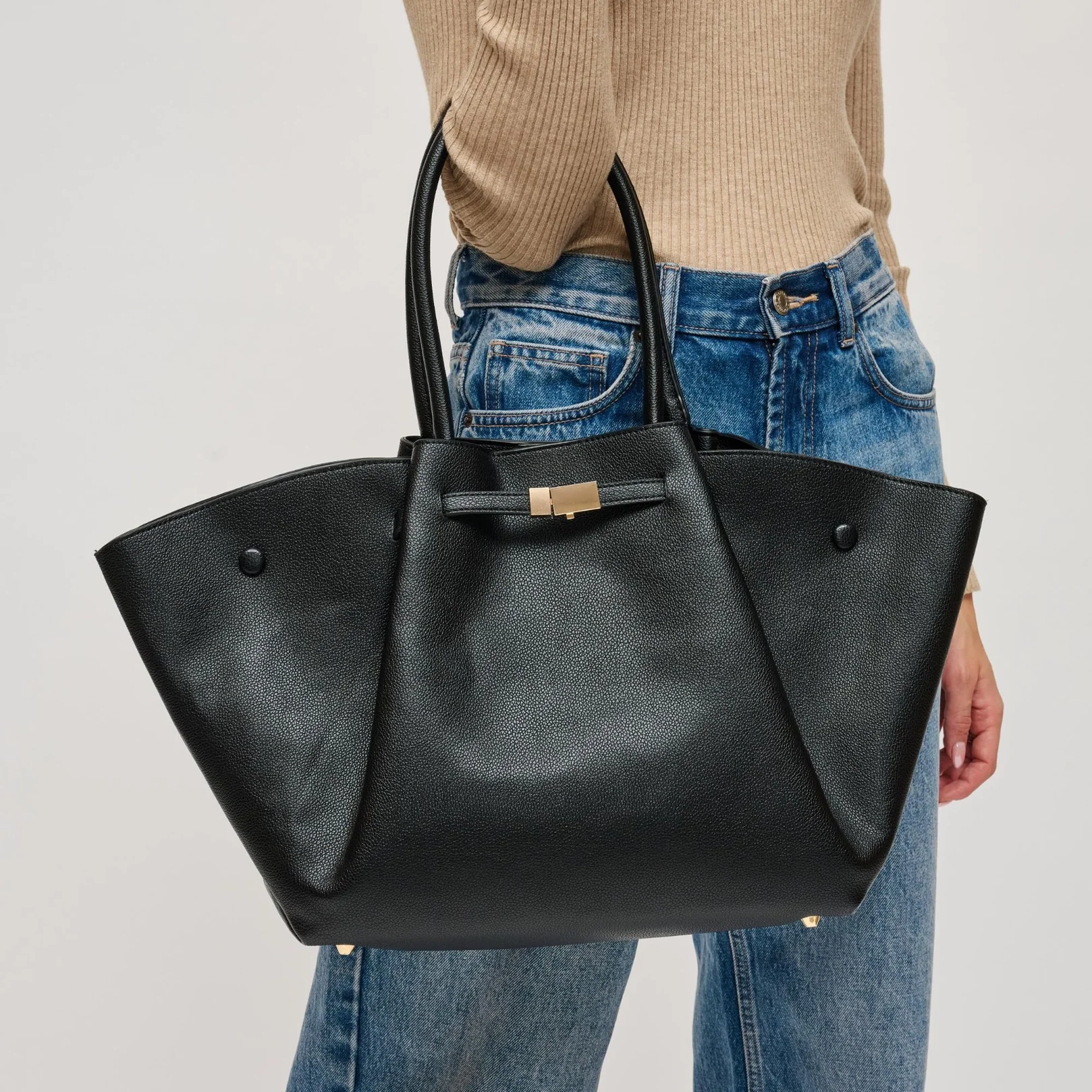 kaia4black.webp