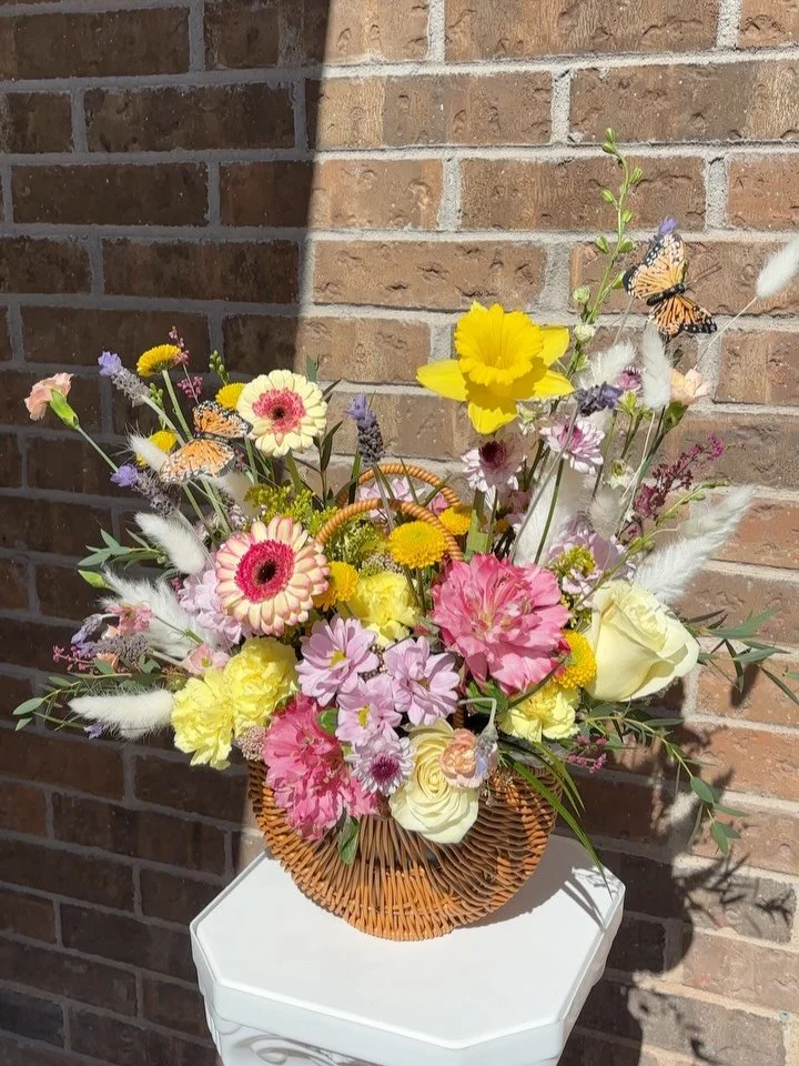 A little something sweet for Easter. Can&rsquo;t get enough of spring flowers. Hope everyone has a safe and happy weekend! Custom orders always open, dm or visit our website for delivery. 🌸  #rioranchosmallbusiness #rioranchoflorist #moonflowerandvi