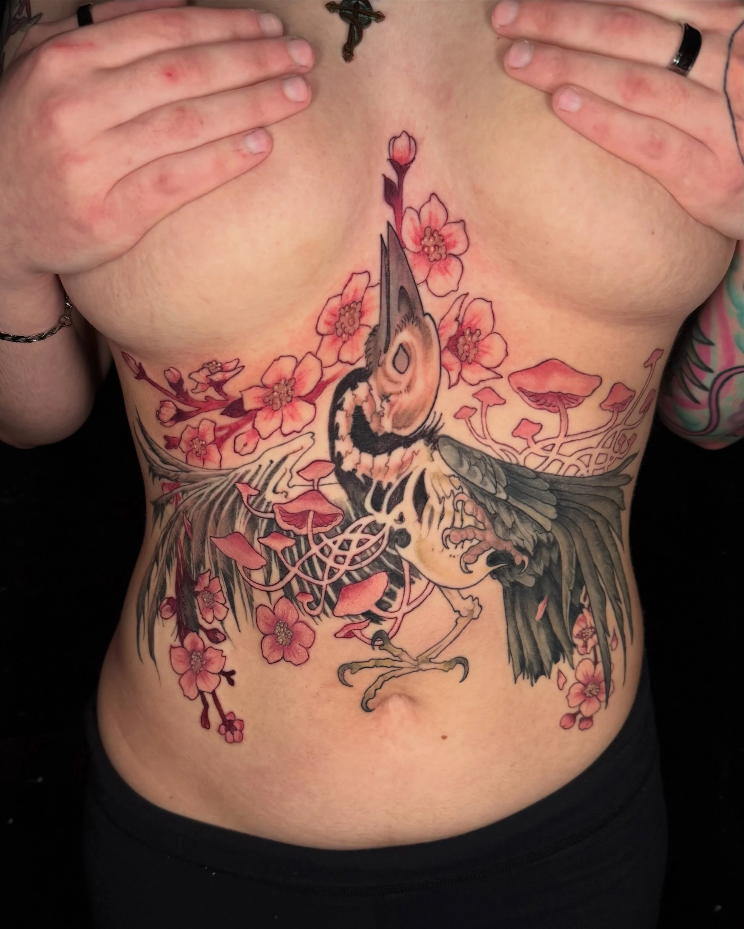 decayed crow + cherry blossoms + mushrooms for dana :) so excited to finish this one up, it was about 2 full day sessions spread out over a few half days due to the spicy placement. kind of obsessed with the fit. 

kw: dead decomposing crow memento m