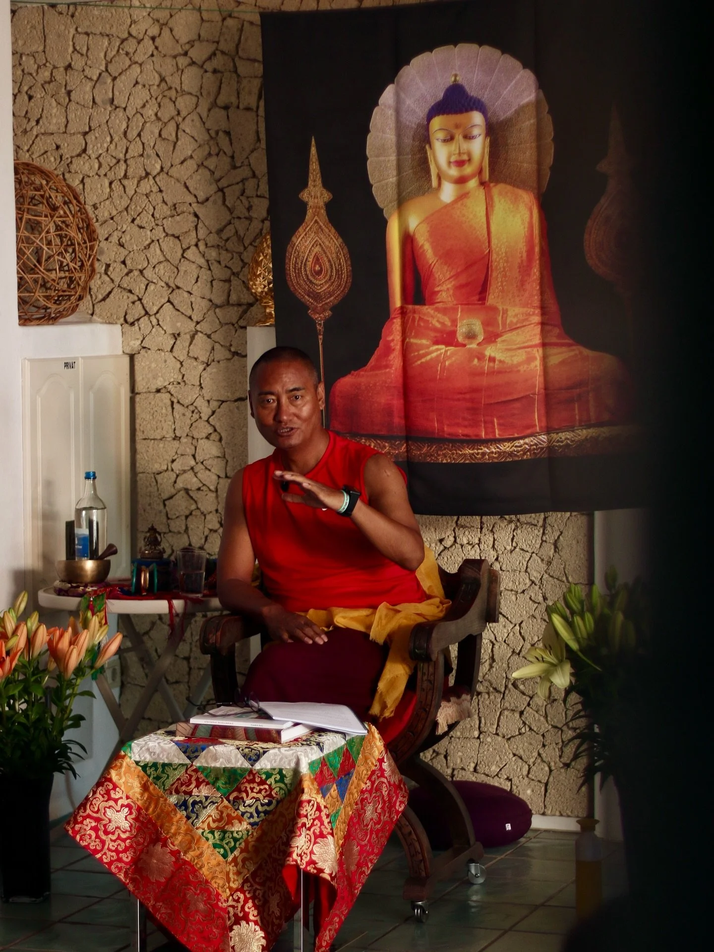 🌿 in times of personal and global uncertainty living a multi-crisis, Wisdom Health evolved to offer a new kind of retreat, Spiritual Resilience.
Anchored in the ancestral wisdom of Shamata, Vipassana, and Mahamudra. A group of 13 got together to go