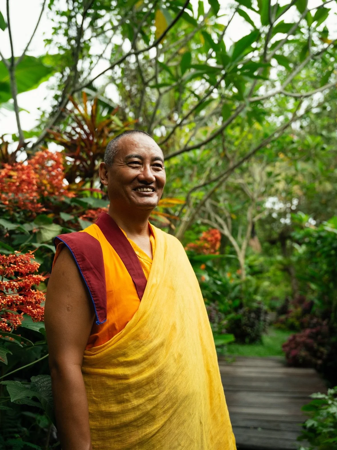 🙏 Khenpo Samdup Rinpoche, Spiritual teacher at Wisdom Health, was born in Tibet and began his monastic path at the age of 12 under the guidance of His Eminence Garchen Rinpoche.
A lifelong student and teacher, he has studied with great masters like