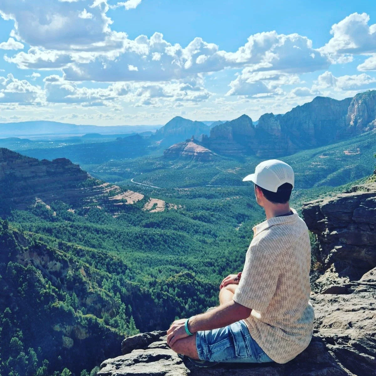 Elevate Your Leadership: The Power of Mindfulness for Clarity, Impact, and Well-being
In today's fast-paced world, leaders often find themselves battling distraction, stress, and a profound sense of disconnection. But what if the secret to overcomin