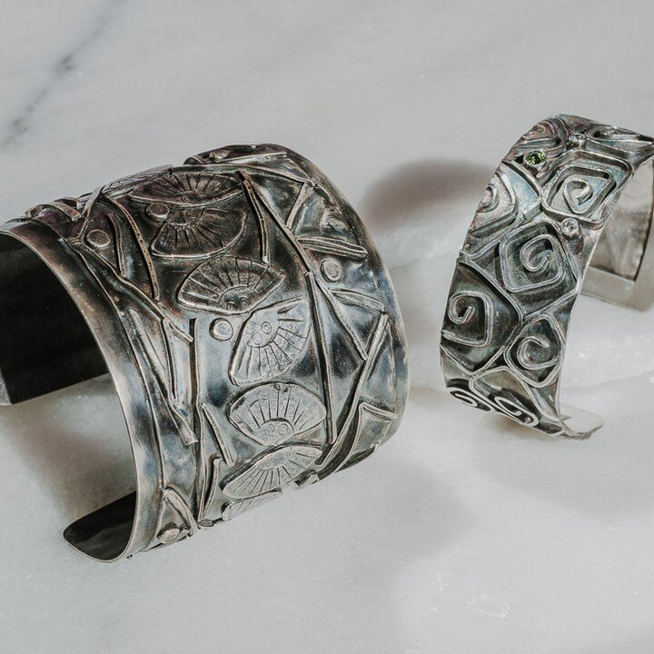 A couple pieces that will soon be added to my website. The butterfly cuff is a monster - 2.5 inches wide weighing 5.5 ounces. Thanks @virginia_harold for the great shot

#silvercuff #leighrobertsdesigns #metalartist #oneofakindjewelry #midwestmetalsm