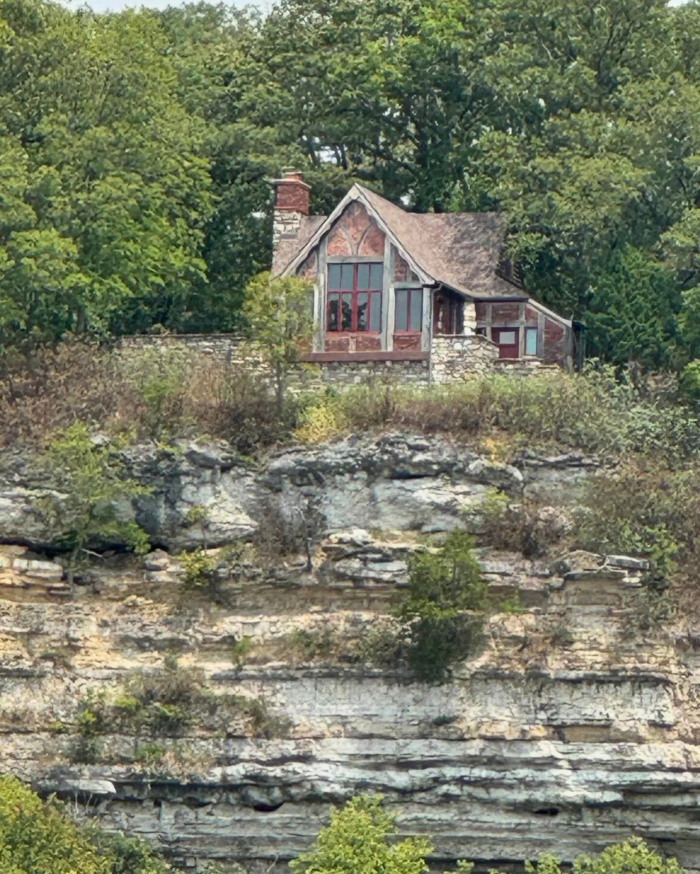 One of my favorite houses on the Mississippi River from our sailboat⛵️