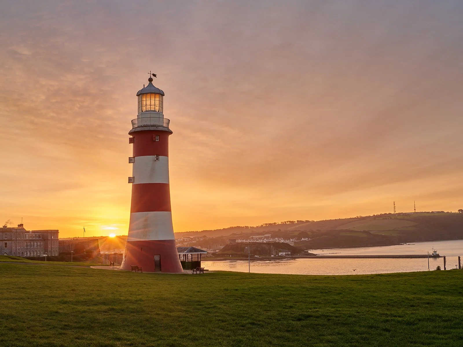 Smeaton’s Tower Sunrise: A Six-Year Wait for a Glimpse of Plymouth Gold